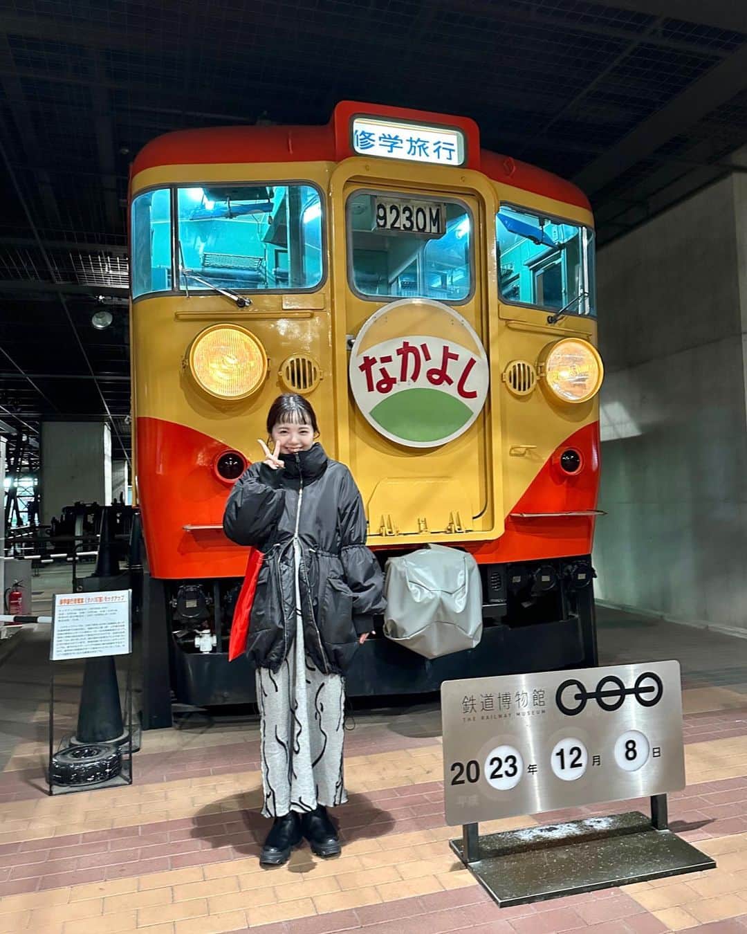 miho uesugiのインスタグラム：「鉄道コーデ🚃 東京は行き尽くしたので埼玉のスポットを攻めています。  実は買っていたキャンディスリーブリバーシブルコートと、ジャガードニットワンピース。  ㅤㅤㅤㅤㅤㅤㅤㅤㅤㅤㅤㅤ軽くて暖かいって最高に楽…！！！！  ㅤㅤㅤㅤㅤㅤㅤㅤㅤㅤㅤㅤㅤ  #Kastane#Kastane舞浜#Kastane_ootd#骨格ウェーブ#イエベ春#コーディネート#今日のコーデ#コーデ#大人カジュアル#カジュアル#ロングヘア#オン眉#ぱっつん前髪#30代ファッション#30代コーデ#カスタネ#低身長#低身長コーデ#冬#冬コーデ#休日#休日コーデ#休日の過ごし方#アウター#コート#ワンピース#ブーツ#モノトーン#モノトーンコーデ#トートバッグ」