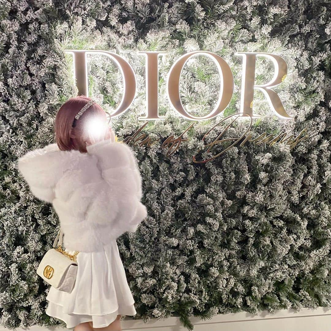 Yuupyonさんのインスタグラム写真 - (YuupyonInstagram)「🤍🤍🤍🤍 ⁡ ⁡ Diorの世界とっても素敵だったー🥲✨ 絶対白の服で行きたかったからオールホワイト🤍 モコモコのファーコートと中に来てるキラキラのニットは @selectshop.ecrea  ここのお洋服本当に可愛くてだいすき(´ •̥ ̫ •̥ ` ) ⁡ #dior#diorbag#diorcafe#roppongi#selectshop#selectshopecrea#white#whitecode#whitefashion#winter#winterfashion#ディオール#ディオールカフェ#ディオールバッグ#ホワイトコーデ#セレクトショップ#ファー#ファーコート#クリスマス#クリスマスコーデ#キラキラ#六本木#六本木ヒルズ」12月9日 19時23分 - pyon_1211