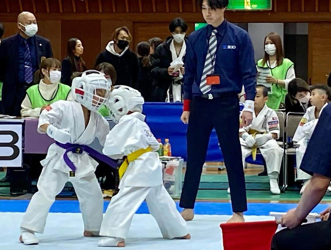 丹野みどりさんのインスタグラム写真 - (丹野みどりInstagram)「中部日本フルコンタクト空手道選手権大会 8時から16時半まで 司会をさせて頂きました  間近で初めて見ました！  小学生の部は むちゃくちゃ可愛い😍  蹴られてもパンチを喰らっても 向かっていく姿に涙😢  成人の部はすごい迫力👍  相手が倒れている時は 背を向け座るので なぜかと伺ったら 武士の情けみたいなもので 相手のそうした姿は見ないんだそうです。  礼に始まり礼に終わる 試合後は相手にすっと近づき お互いを称え合うアクション  痛くても苦しくても 立ち上がって向かっていく  なんだか身につまされながら 勇気を貰いました  豊田市には 七洲会という 大変大きな空手道の総本部があります  会を始められた深澤宗師  西尾会長  押忍🥋！  #空手 #七洲会 #フルコンタクト空手  #国民民主党 #愛知県 #豊田市 #みよし市 #衆議院議員選挙 #衆院愛知11区 #国民民主党にワクワク #丹野みどり」12月9日 19時25分 - midorimarron