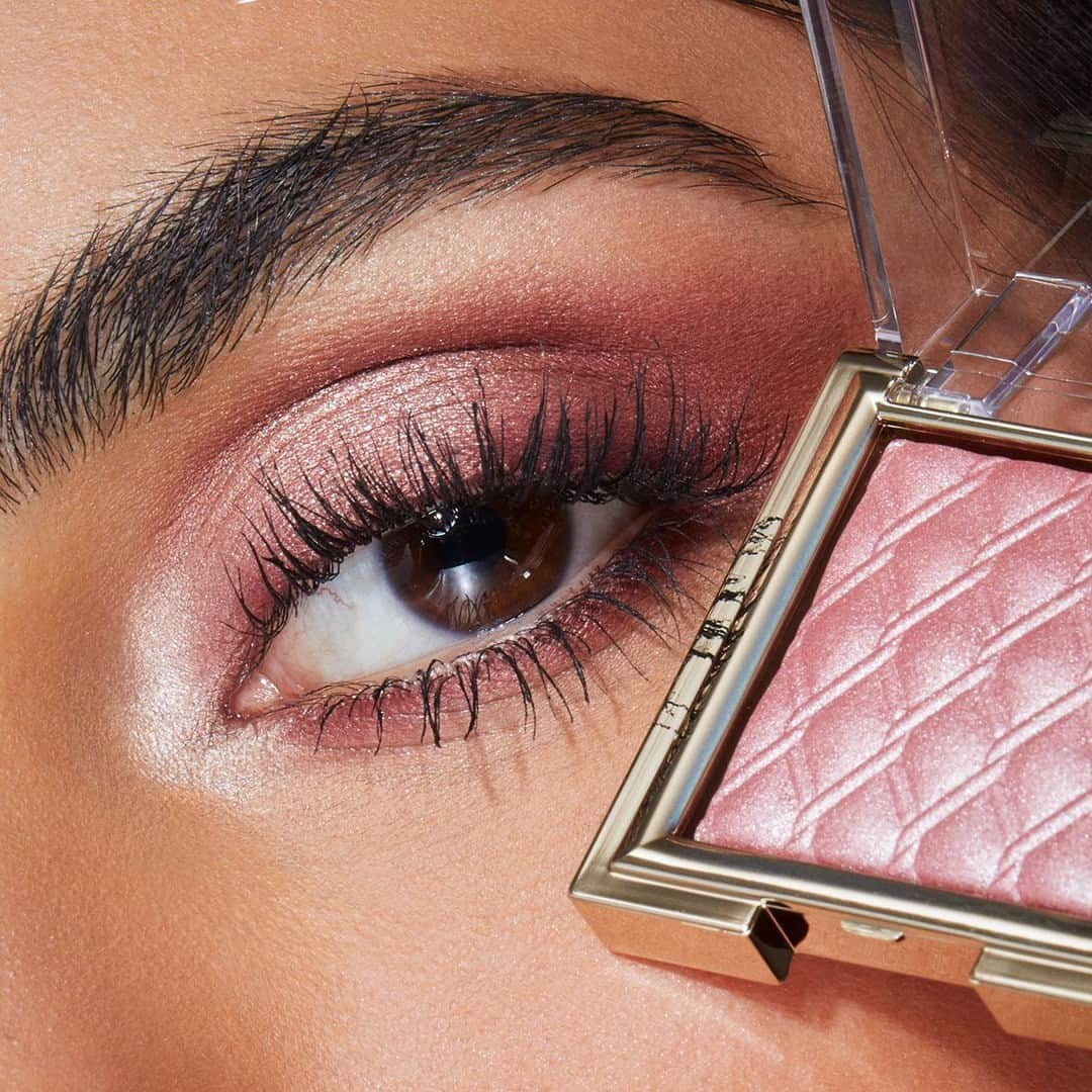 KIKO MILANOさんのインスタグラム写真 - (KIKO MILANOInstagram)「Who else is lovin' this pink shimmer? 💖 Our #KIKOHolidayPremiere Metallic Eyeshadow is your key ally to endless festive looks! Use it as a top coat to brighten up your gaze or pack it on your lids by itself for a shiny luxurious glam 🌟 ⁣ ⁣ #KIKOEyes #eyeshadowlook #shimmereyeshadow #pinkeyeshadow #makeupinspo⁣ ⁣ Metallic Eyeshadow 02, 01 - Lasting Duo Eyepencil 02 - Volume & Curl Mascara⁣ ⁣」12月9日 19時30分 - kikomilano