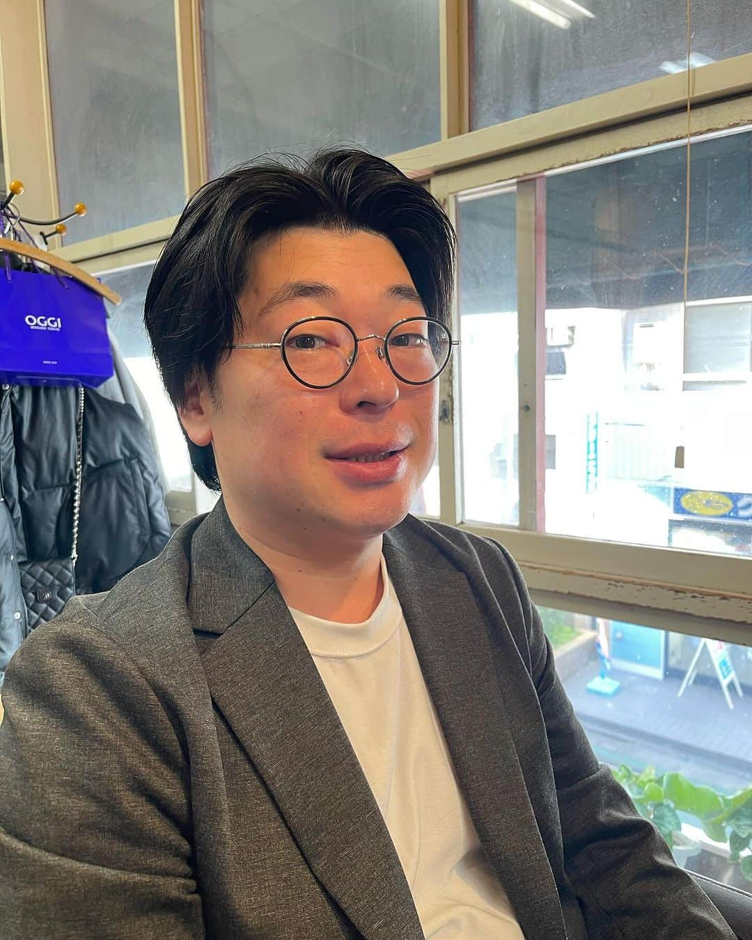 杉本知香さんのインスタグラム写真 - (杉本知香Instagram)「向くん、ここ一年でさりげなーく髪型変えました✂️✨ 誰ですか？レベル🤣 知的な感じで似合ってる☺️ 森本くん、山さんもスッキリ✂️✨  #中目黒美容室 #天津向#天津#オタク界のカリスマ  #アンバランス山本#アンバランス#山本栄治 #ニブンノゴ森本#ニブンノゴ#jealkb」12月9日 19時30分 - sugimotoc