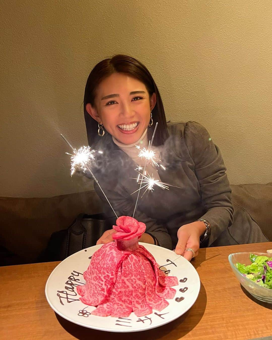 坪井ミサトのインスタグラム：「肉ケーキ嬉しすぎるー🥩  大好きな2人にお祝いしてもらったよ🥰 満面の笑みで眉毛下がりすぎ🤣  久々にビールも飲んでしまった🍺笑 幸せ時間ありがとうございました💗  27歳頑張るぜーーーい！！！  #焼肉 #肉女子 #ありがとう #happy #女子トレ部 #筋トレ #運動大好き女子」