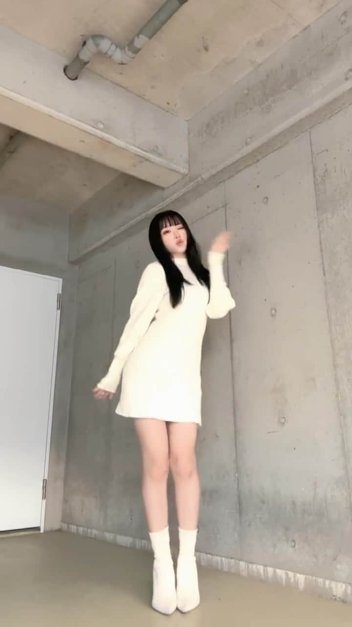 ののこのインスタグラム：「. 冬は白い服がきたくなるし☁️ あったかいものがたべたくなるね🍲🌟」