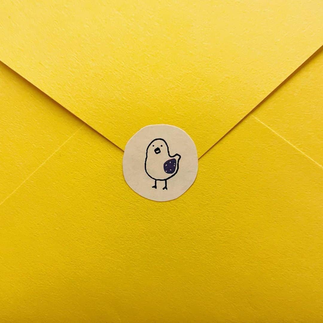 渕上舞のインスタグラム：「いつもお手紙ありがとう💌  黄色い封筒に、この味のあるシールが、 とても良いセンスをしていらっしゃるなと思いました(かわいい)  #鳥スタグラム」