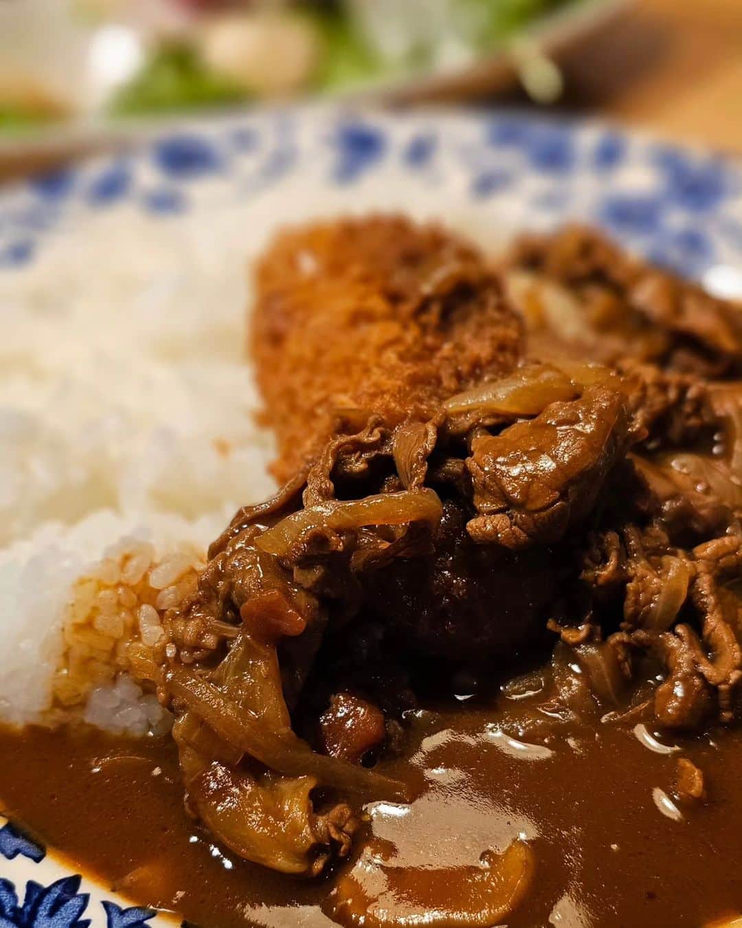 竹内弘一さんのインスタグラム写真 - (竹内弘一Instagram)「ハヤシライス。久々に作りましたー！カニクリームコロッケをおまけにつけて。お魚のサラダと。 あれこれ調味料とかいろんなものを調合するのが、たまらなく好きです(笑)  #ハヤシライス #カニクリームコロッケ  #パパごはん」12月9日 19時38分 - takeuchi_koichi