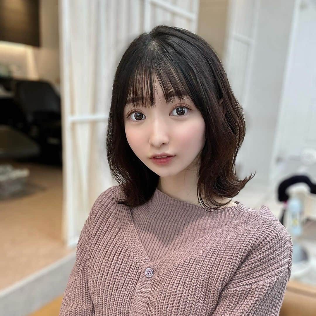 春野絵美莉のインスタグラム：「お疲れ様です𓂃 𓈒𓏸  2ヶ月ぶりに美容室に行ってきました💇🏻‍♀️  髪質改善とカットをしてもらって、髪の毛がとっても生き返りました✧*｡ 出産前に美容室にまた行けるかわからないので、髪の毛放置でも綺麗に見えるようにカットで整えてもらいました！  シャンプーの時の体勢気にかけてくださったり、妊婦さんにも優しい美容室過ぎてありがたかったです ˘͈ᵕ˘͈  @ryoya_kawamura さん、ありがとうございました🫧  最近は過去の動画や写真ばかり投稿してたから、 自分自身の今の姿をお写真撮って載せるのとっても久しぶりかも୨୧*。」