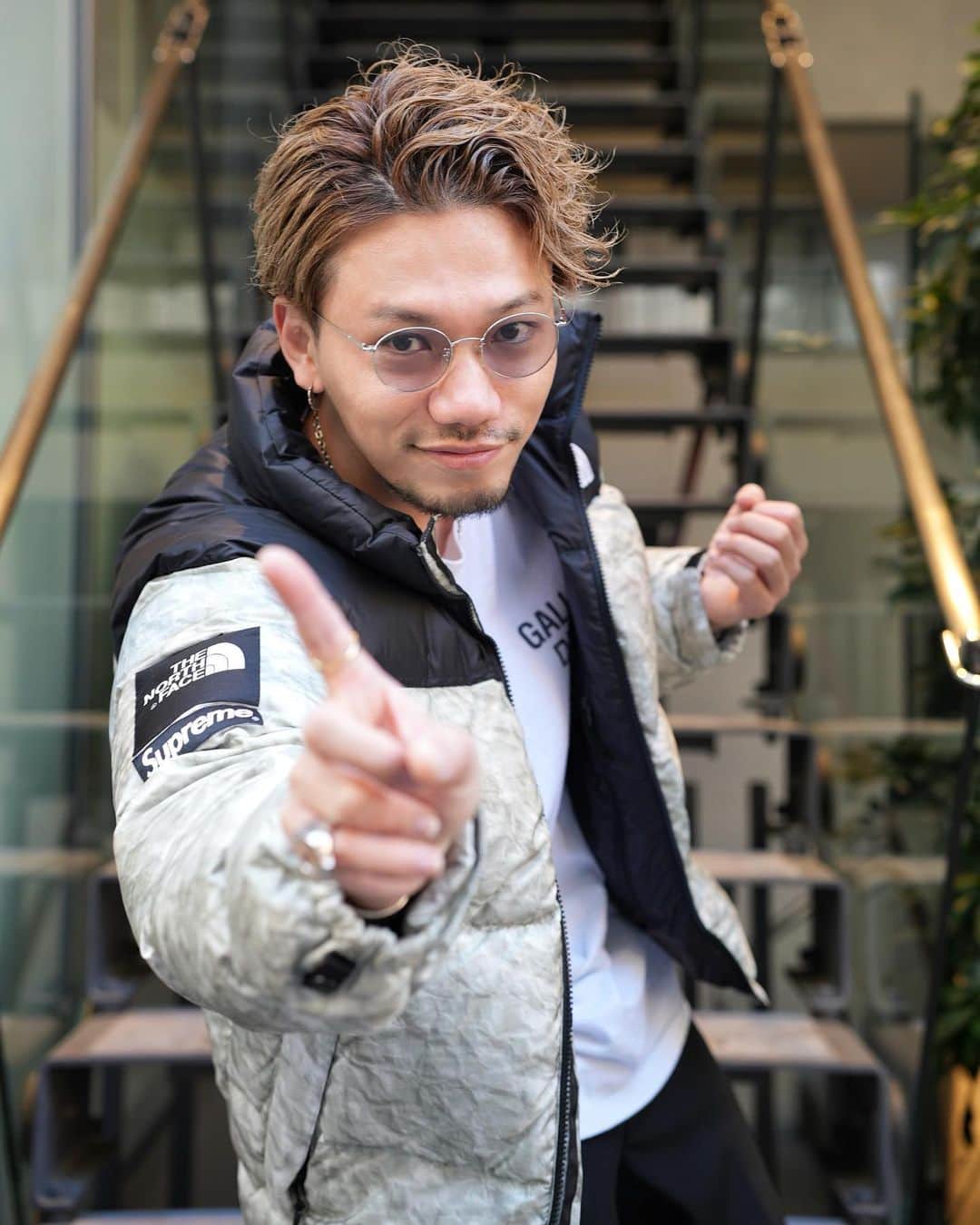 出井直助さんのインスタグラム写真 - (出井直助Instagram)「. コンテストにご協力頂き、 誠にありがとうございました🙏🙏🙏  皆様のご協力のおかげで、 全力で1週間の戦いを終えることができました。 連日、たくさんの元気と勇気をもらいました。 とにかく感謝でしかありません。  いつも本当にありがとうございます😭✨ これからもテッペン目指して頑張ります🏆  この感謝の想いを忘れずに、 サロンワークに全力を尽くします！！！  12月も残り約3週間！ 最高にカッコよくさせて頂きますで、 今年の切り納めは、出井直助にお任せください✂️  是非お待ちしております😎🔥🔥🔥  #王座奪還 🏆 #OCEANTOKYO #メンズヘア #メンズショート #メンズセンターパート #ゴローズ #gorós #goros #シュプリーム #supreme」12月9日 19時46分 - ocean_naosuke