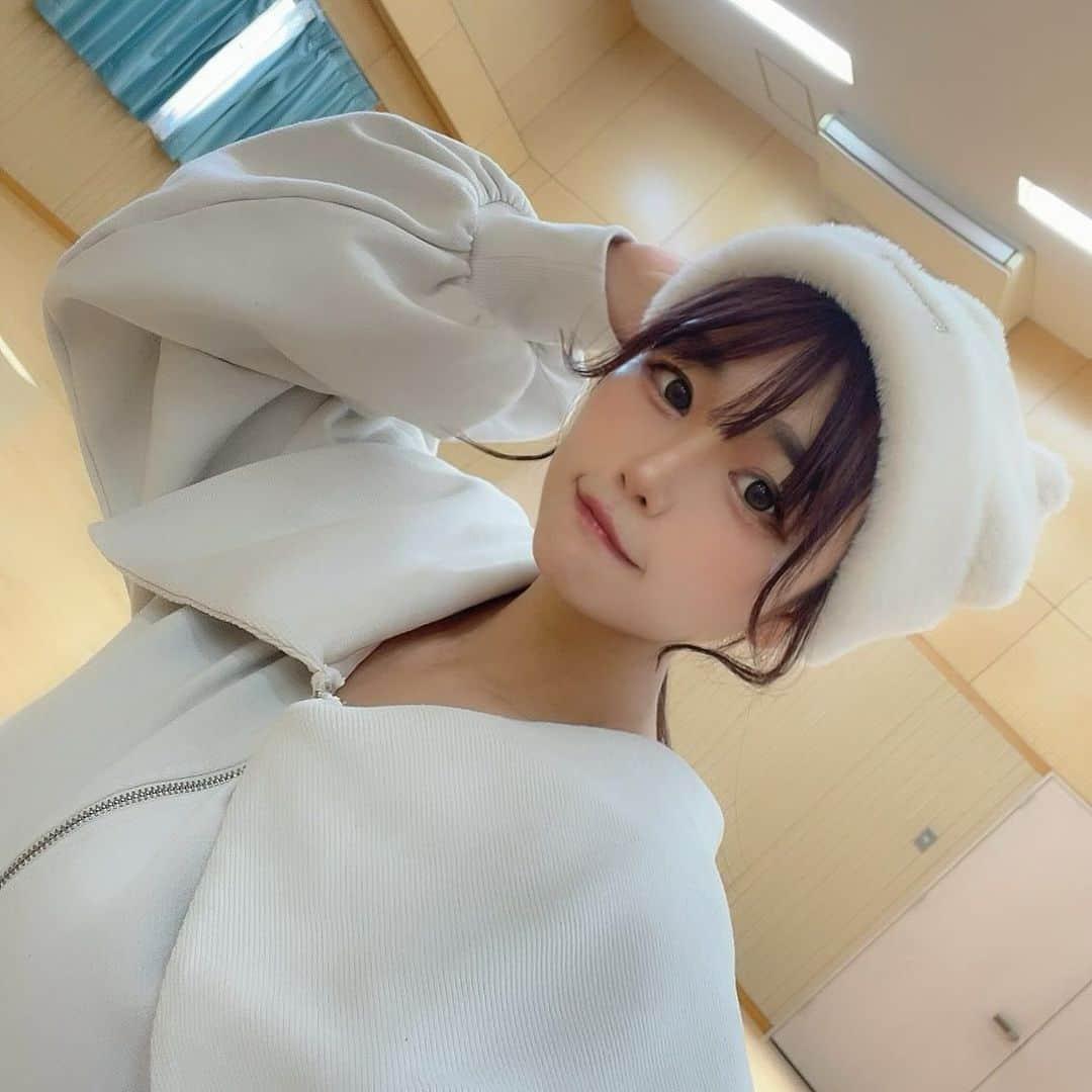 桜川ひめこさんのインスタグラム写真 - (桜川ひめこInstagram)「こひめろん（👧）の幼稚園同窓会があって！ とっても楽しかったみたいで「タイムベルト（ドラえもんの道具）で時間を戻したい🥲」と、同窓会をもう一度したいくらいたのしかったみたい。  話を聞くと幼稚園の時のいつメンと遊んだ模様☺️✨ お写真ももらって帰ってきて、みんな成長していて✨ こっちまでワクワクでした(っ´ω`c)  しかし、めろんにゃん（👶）の幼稚園プレは絶賛登園しぶり中。。。 来年からはじまる幼稚園どうかな〜？？？？？？  #6歳　#6歳女の子  #小学一年生　#小学一年生女子  #3歳　#3歳男の子  #プレ幼稚園　#一姫二太郎  #一姫二太郎ママ  #二児ママ  #二児の母  #2児のママ  #2児ママ」12月9日 19時46分 - sakuragawahimeko