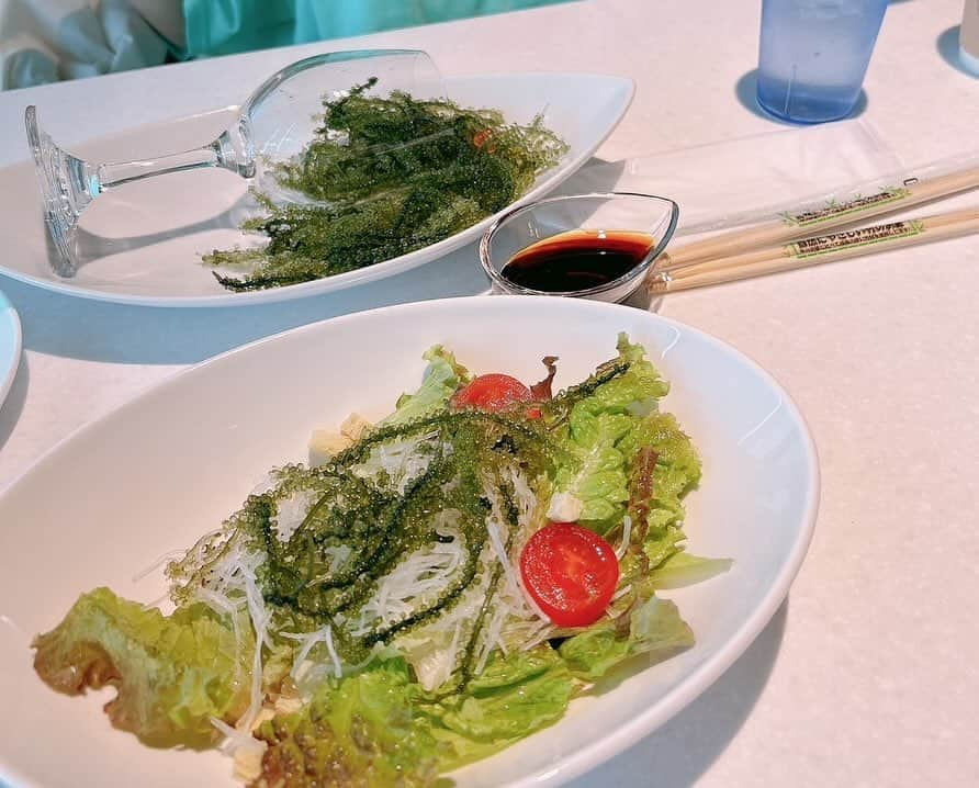 川井優沙さんのインスタグラム写真 - (川井優沙Instagram)「景色と食べ物も😋☀️ . 今回宿泊したのは @ana.ic.manza.beach.resort 🏖️ ☑︎海もプールもすぐ行ける！何度でも行ける！ ☑︎朝食はビュッフェと和定食の2種類から選べる ☑︎ビュッフェには生ハムコーナーがある🍷 . お夕飯は周辺のご飯屋さん アダン沖縄店にてあぐー豚のしゃぶしゃぶ🍚 ☑︎鍋野菜で青パパイヤが食べられる . 帰京前に空港の海來にてお寿司 ☑︎帰る直前まで海ぶどう食べてました . 写真撮り忘れも多くて(基本すぐ食べてしまう) 載せてないのもあるけどほんと全部美味しかった🥹 . #沖縄グルメ  #沖縄料理」12月9日 19時50分 - yuusa_kawai