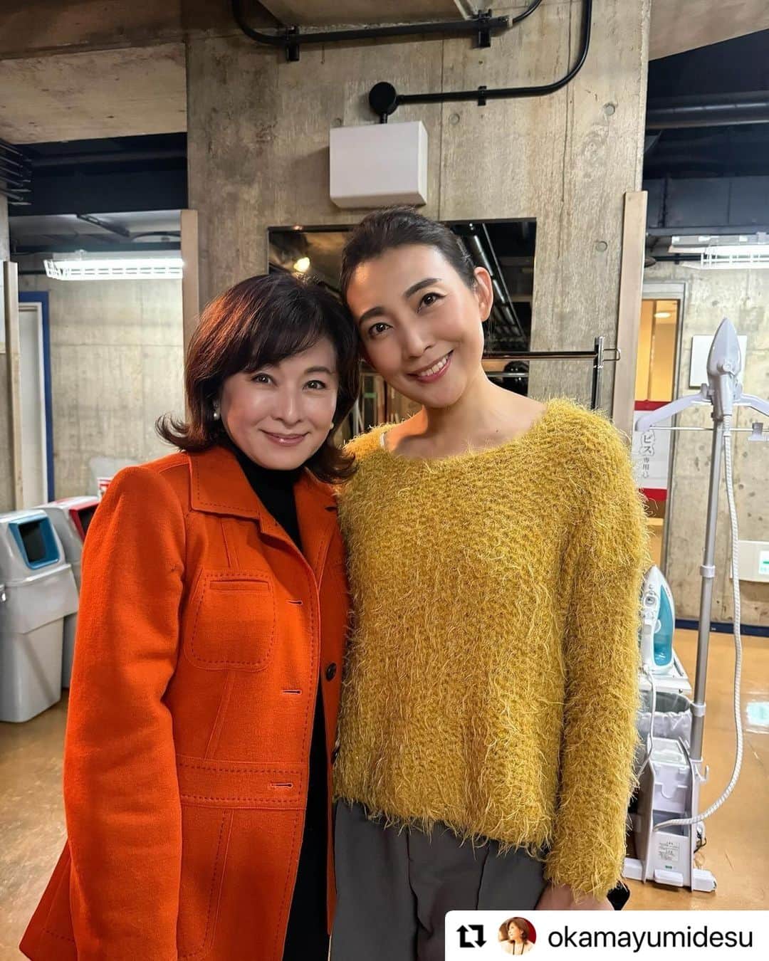 田中美里のインスタグラム：「岡まゆみさんが観に来てくださいました。 このまま突き進め！と背中を押してもらった気がして嬉しかったです。 パワーをいただきました。  観に来て下さった皆さま、ありがとうございます。  17日までです。是非、会いに来てください。  #岡さんありがとうございます #Repost @okamayumidesu with @use.repost ・・・ 『たわごと』　観劇！ 東京芸術劇場シアターイースト　12月8日〜17日 作・演出　桑原裕子 出演　渋川清彦　田中美里　谷恭輔　 　松岡依都美　松金よねこ　渡邉いっけい  なんとも小気味の良いテンポ！ 大人の俳優達の愛らしさ！人間ぽさがたまらなく愛おしい！ 稽古場での熱量が、痛いほど伝わる…。 安全牌を積むより、危険な道であればあるほどそこに突き進みたくなる。 やっぱり桑原裕子の作品はたまらなく好きだ！ 美里ちゃんのチャレンジに乾杯🥂素敵だったよ！  ＃たわごと　＃東京芸術劇場　＃桑原裕子 ＃田中美里　＃岡まゆみ」