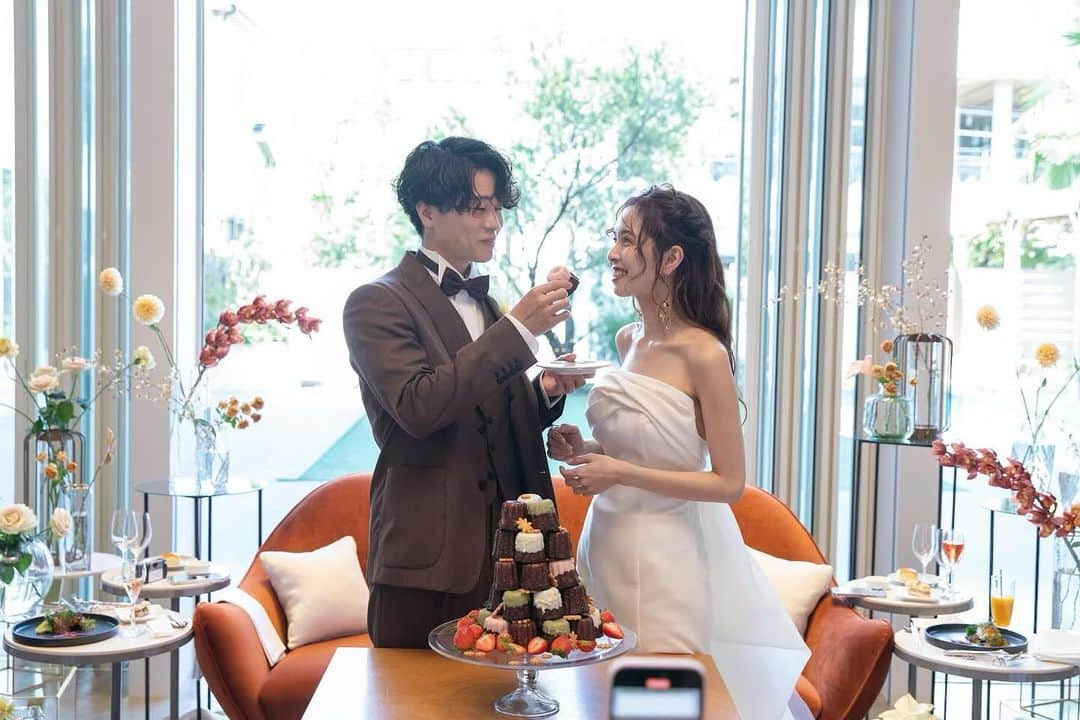 JUNO TENJINのインスタグラム：「Real Wedding  weekendhouseにて 挙式を挙げられたお客様より 素敵なお写真が届きました🕊️  白を基調としたシンプルな空間に たっぷりとあしらわれたグリーンが印象的な あたたかみのあるチャペル  ご新婦様のおしゃれな雰囲気にぴったりの すっきりとしたシルエットのドレス  雰囲気を変えられるオフショルダーは 取り外しも可能ですので ご自身らしさを表現できます。  ご新郎様はブラウンのタキシードを合わせ おしゃれなお二人のコーディネートが とても素敵な一枚となりました🕊️  #junowedding  #juno  #wedding  #weddingdress #realwedding #ジュノ #インポートドレス福岡　 #ジュノウェディング  #ウェディングドレス #カラードレス  #ウェディングドレス迷子  #カラードレス迷子　 #ドレス試着  #運命のドレス探し  #プレ花嫁  #九州花嫁  #九州プレ花嫁  #福岡花嫁  #福岡プレ花嫁  #2023秋婚  #2023冬婚  #2024春婚  #junoの前撮り  #juno天神本店」