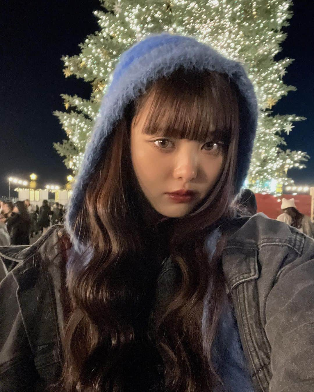 きりざきまいさんのインスタグラム写真 - (きりざきまいInstagram)「. 今日のYouTube見てくれた？ 1人でクリスマスマーケット行きました🎄 視聴者さんに写真撮ってもらったよん😸🎀 撮ってくれてありがとう！！！  Tops @moussyofficial  Jacket @jouetie_official  Skirt @xgirljp  Shoes @ugg  Hat @beams_official  #マイコーデシュウ」12月9日 20時01分 - imo_stagram10