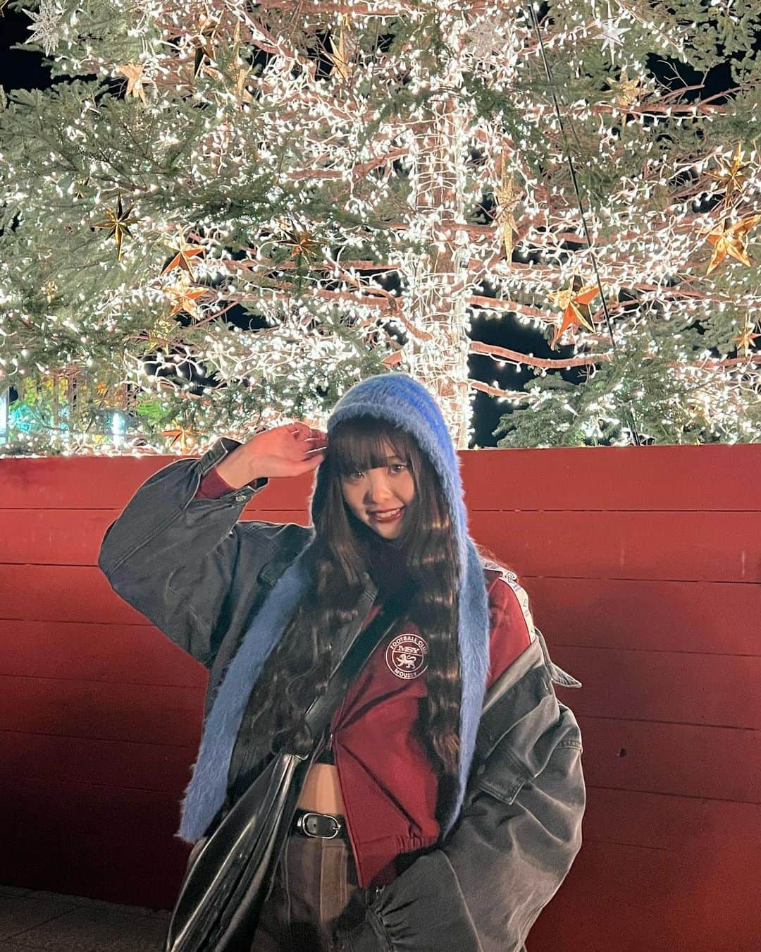 きりざきまいのインスタグラム：「. 今日のYouTube見てくれた？ 1人でクリスマスマーケット行きました🎄 視聴者さんに写真撮ってもらったよん😸🎀 撮ってくれてありがとう！！！  Tops @moussyofficial  Jacket @jouetie_official  Skirt @xgirljp  Shoes @ugg  Hat @beams_official  #マイコーデシュウ」