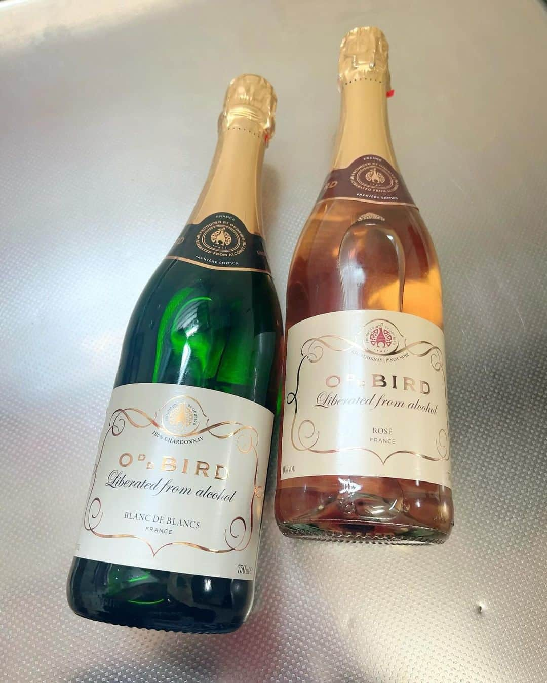 AYUNAのインスタグラム：「今年のクリスマスイベントなどにぴったりの脱アルコールスパークリングワイン✨🍾🍷✨  ミシュランレストランの代官山TACUBO、百名店の南青山misola等にも採用された本物の味✨  甘くて食事に合わせられない葡萄ジュースとは違い確かなワインの風味が感じられるよ🎶  オススメなので是非チェックしてみて下さいね☺️🍀  PR @holoyowaz #スパークリング #ノンアルコールワイン #ノンアルコールスパークリング #ノンアルコールスパークリングワイン #ノンアルワイン #お家ディナー #おうちワイン #お家パーティー」