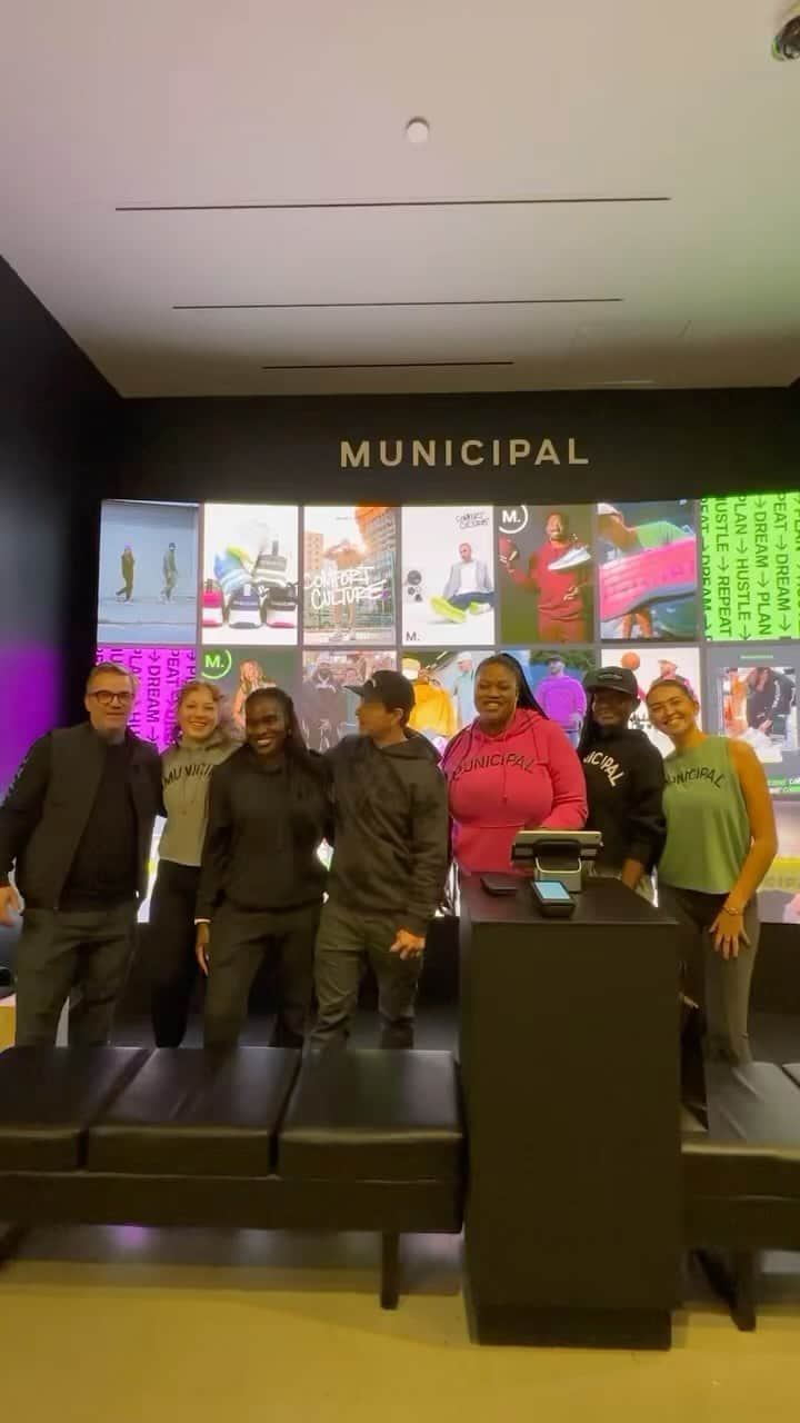 マーク・ウォールバーグのインスタグラム：「Great turnout for the @municipal store in hudson yards in nyc 🥳🥳😎🔥💯 come check it out!!❤️ #MunicipalPartner」