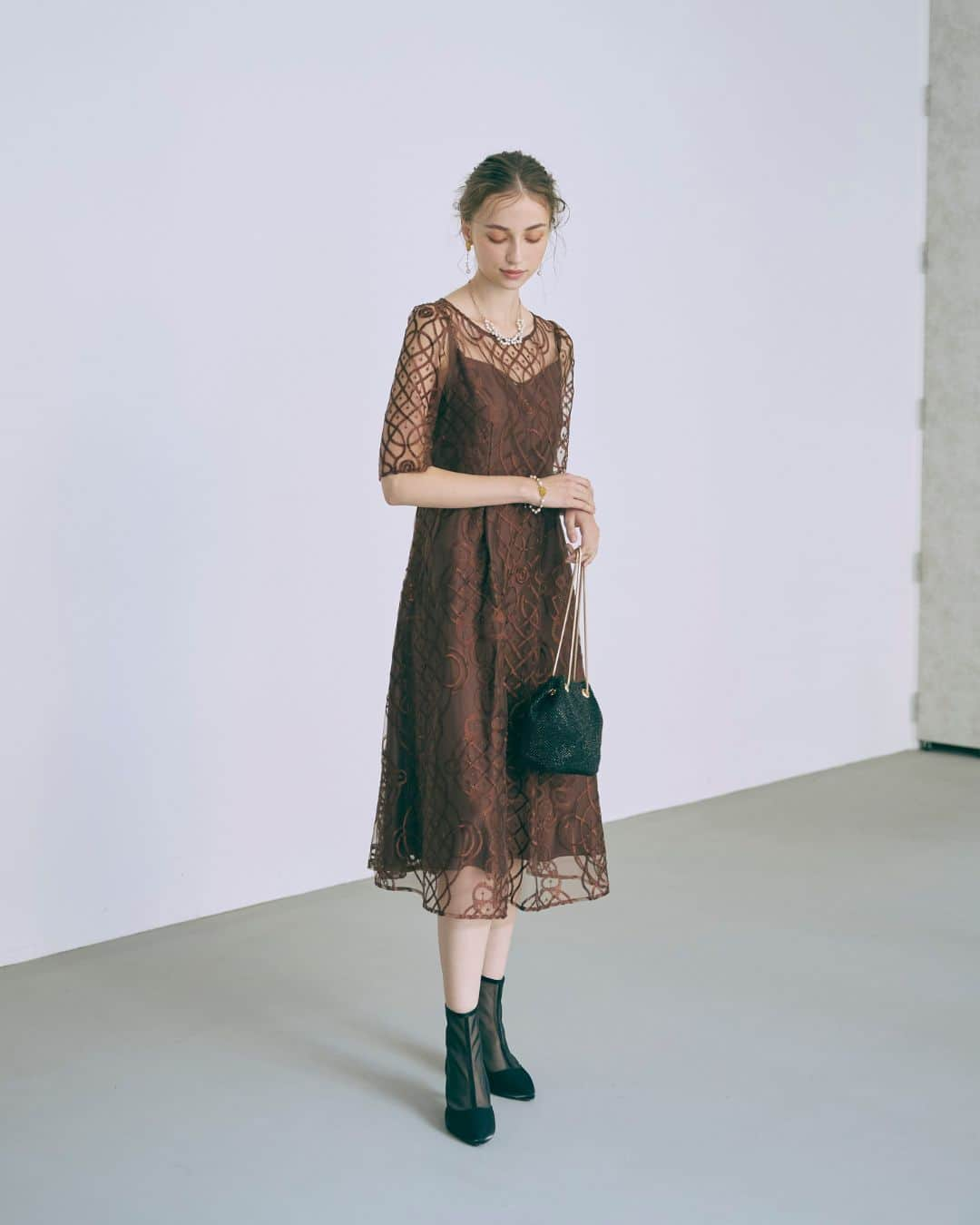 Dorry Dollさんのインスタグラム写真 - (Dorry DollInstagram)「【 9403 】  シャイニーエンブロイダリードレス Shiny Embroidered Dress  店舗・WEB　/　M　 pink　gray　mustard　brown　  お呼ばれドレスを選ぶならDorryDollで決まり🤍 みんなはどのドレスを選びますか？  2023.12  お呼ばれドレス気になると思った方。 DorryDollのドレスをもっと見たいと思ったアナタ。 ”いいね・保存・コメント”よろしくお願いします🌹  . ・ ・  #結婚式コーデ #結婚式ドレス #結婚式参列 #お呼ばれ #お呼ばれドレス #お呼ばれワンピ #お呼ばれコーデ #お呼ばれスタイル #フォーマルドレス #お食事会 #デートコーデ #ディナーコーデ #オケージョン #パーティードレス #ホカンス #新作ドレス #dorrydoll #ドリードール  ※商品画像は、光の当たり具合やパソコンなどの閲覧環境により、 実際の色味と異なって見える場合がございます。予めご了承ください。」12月9日 20時00分 - dorry_doll_official