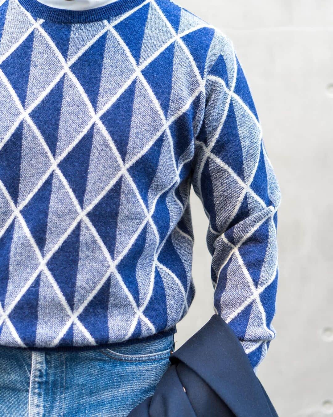 高田朋佳さんのインスタグラム写真 - (高田朋佳Instagram)「Blue gradation.  ブルーのグラデーションアーガイルも納得の仕上がり。 インナーにコットンのタートルを合わせて。  #wearlness #salondewearlness #gradationargyle #knitwear #mensfashion」12月9日 20時00分 - tomoyoshi_takada