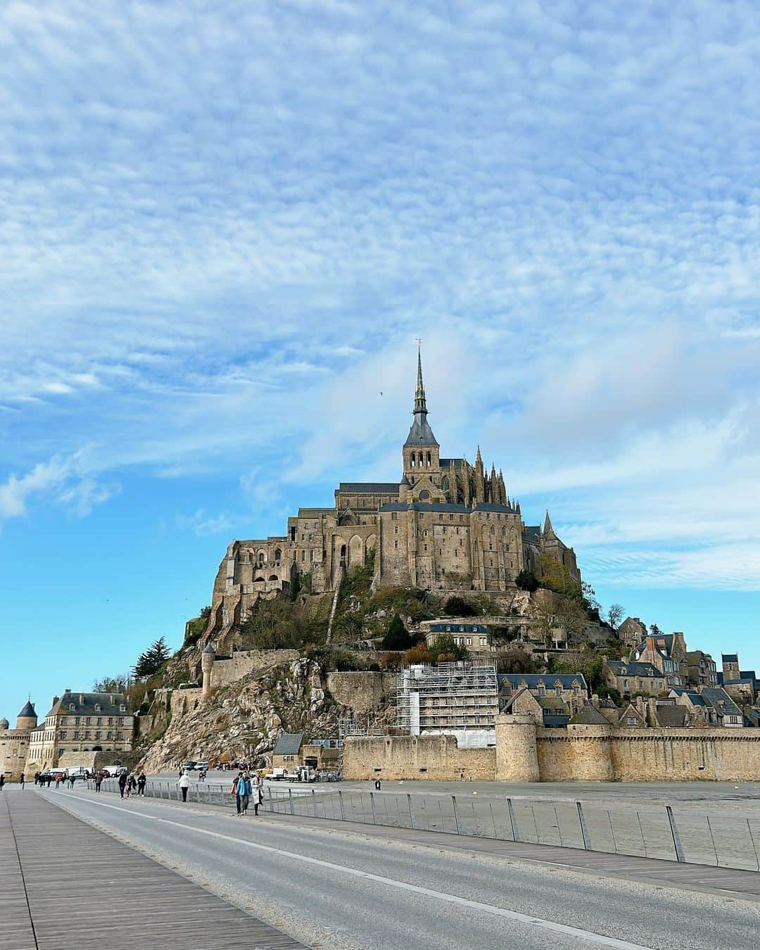 柳田菜月のインスタグラム：「モンサンミッシェル⛪️ . 小さい頃からの夢が叶った瞬間 いろんな旅番組を見るのが好きで、憧れていた場所に ついに行けました🥹 近づくにつれての感動と、実際にその場で見上げた時の衝撃は忘れられない😂 . 急斜面、階段の多さで、スニーカーで行くことをお勧めします🙇‍♀️ この日のせいで、足が使い物にならなくなりましたw 夜から筋肉痛MAXで動けなかった。。w . #フランス旅行ラスト投稿 #モンサンミッシェル #フランス観光  #travel #memory」