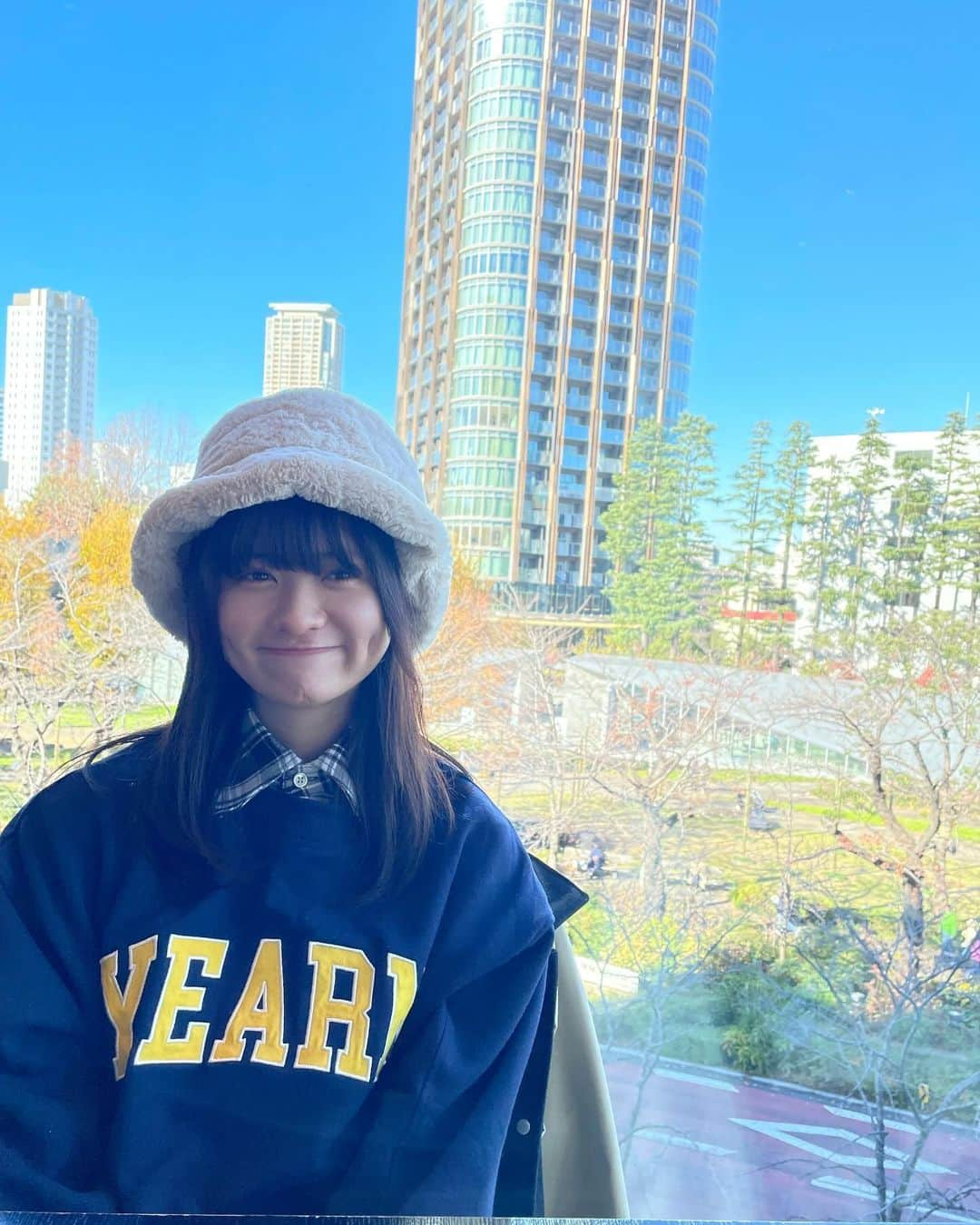 凛美のインスタグラム：「◡̈ たのしそう〜笑 ⁡ ⁡ 最近は冬なのにお昼は暖かくてすきです☀️ ⁡ この日も美味しいご飯食べて 太陽あたって、遊んで笑って幸せでした🤭 ⁡」