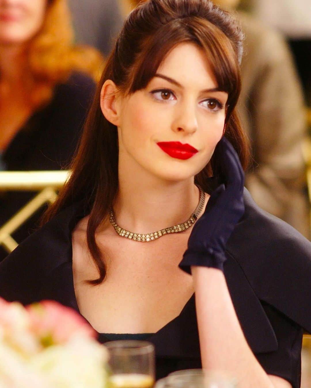 Vogue Españaのインスタグラム：「De @annehathaway en ‘El diablo viste de Prada’ a Carey Mulligan en ‘El gran Gatsby’, en el link de la bio repasamos los peinados del cine que inspirarán tu look de estas fiestas ✨ ▪️Fotos: Getty Images / Cordon Press ▪️Texto: @anagandarax」