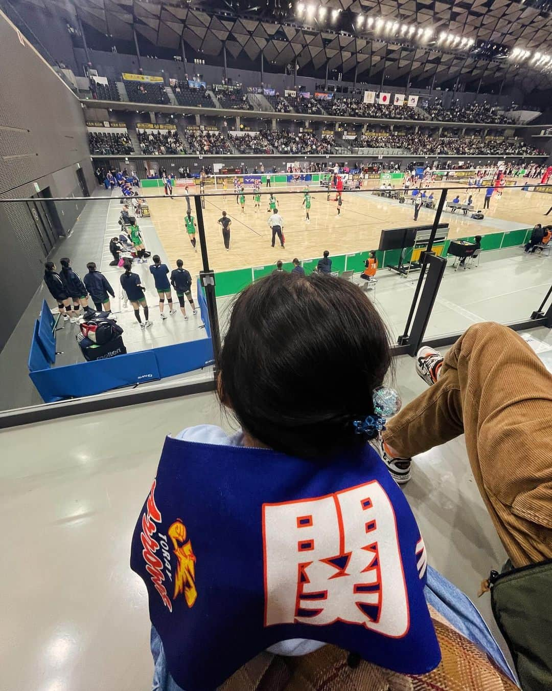 和田正人のインスタグラム：「今日は家族で、バレーボール天皇杯・皇后杯の観戦。  東レアローズ vs 青山学院大学  フルセットまでもつれ込む大激戦で、スタンド席は超大盛り上がり。  いや、もうホントに面白すぎた。  初めてのバレーボール観戦の娘も、なんか楽しそうにしてくれたので良かったです。笑  家族でスポーツ観戦、最高やー！！  #東レアローズ  #武蔵野の森総合スポーツプラザ」