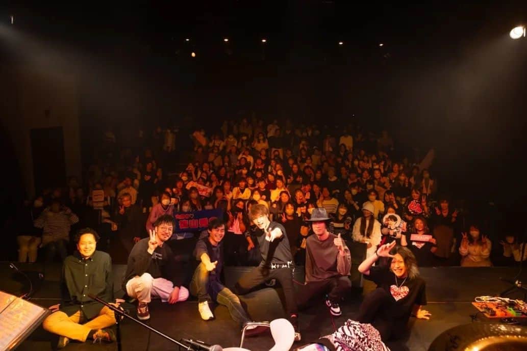 徳山秀典のインスタグラム：「大阪からはじまり、東京ライヴ終了！  また逢える日まで、アデュー！！ あ、明日も写真展だね✨」