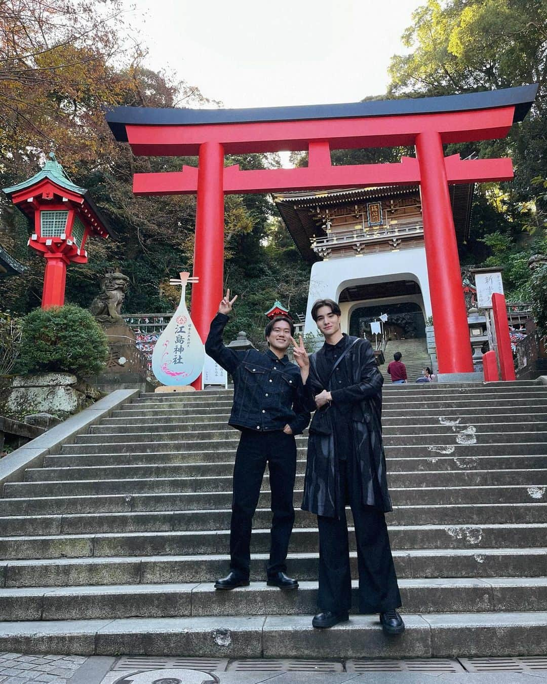 林豆さんのインスタグラム写真 - (林豆Instagram)「At Hokoku-ji Temple, you can experience the essence of Japan’s ancient traditions and spirituality. Its iconic rock garden, with its serene beauty, soothes the mind and invites you into the world of Zen. Exploring Enoshima is an excellent way to refresh both body and mind.Enoshima Shrine is known as a place where you can feel the energy of history and nature.  Check out Expedia's special site for the great spots I visited! https://www.expedia.com/lp/b/ms-b-dmo-exp-us-fuji-izu-hakone?siteid=1&langId=1033&cache=false  報国寺🎍🎋 素敵な石庭と竹林が静かな美しさで心を落ち着かせてくれました。 江の島散策は、昔からよく訪れてるけど、何回行っても毎回新鮮な気持ちで楽しめます😊  そして江島神社は、歴史と自然のエネルギーが感じられる場所として知られてるから、三つある神社全てでお詣りしてきました💪🏻 僕が訪れた場所のより詳しい情報はエクスペディアの特設サイトで見られます😆✌🏻 . #PR #富士箱根伊豆国際観光テーマ地区推進協議会　#japan #japantrip #kanagawa #kamakura #enoshima」12月9日 20時06分 - lindow_ozaki