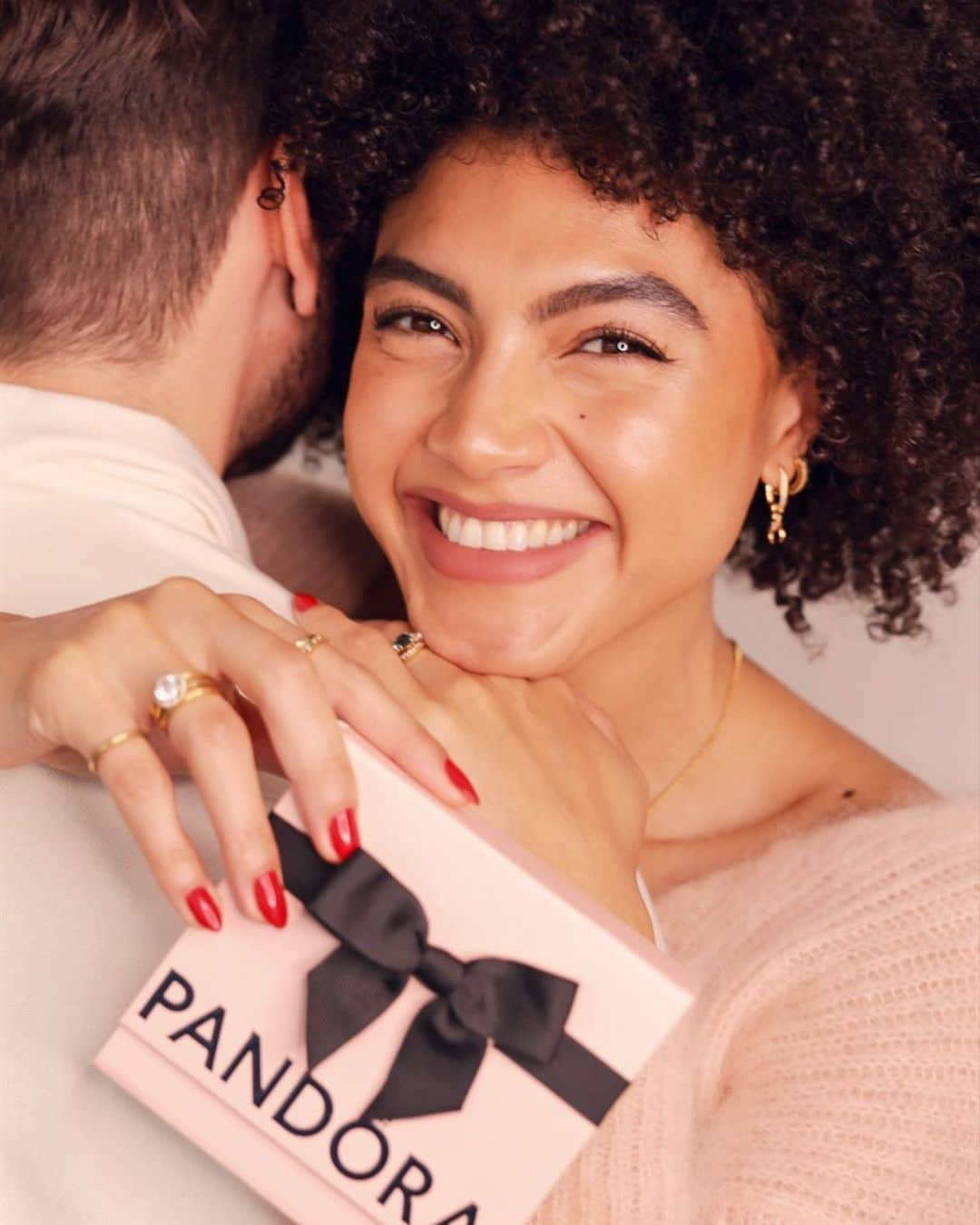 PANDORAのインスタグラム：「Holiday joy, unboxed. 💖 @samiorenelda #Pandora #LovesUnboxed #PandoraJewellery」