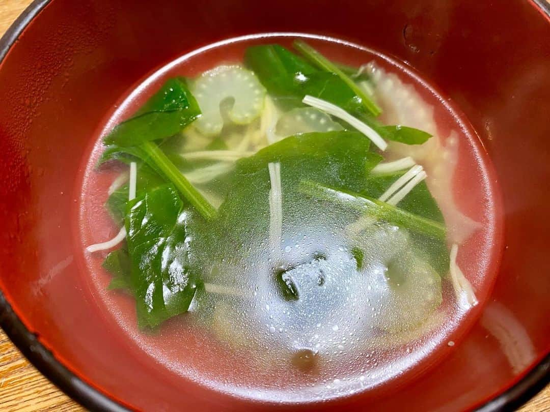 小坂明子のインスタグラム：「野菜室に残り物の野菜でスープ。 想像を超えた美味しさに満足」