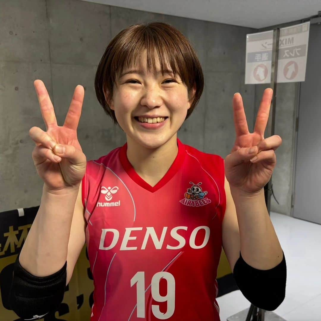 TBSバレブーのインスタグラム：「. 皇后杯2日目🏆  日本代表の選手たちも大活躍🤩  #福留慧美 選手所属の #デンソーエアリービーズ はフルセットの激戦を制し、3回戦進出🙌 「今日はとにかく勝ちきれてよかった。長いラリーでも自分たちが取り切ることをもっと意識していきたい」 3回戦では同じく日本代表リベロの  #久光スプリングス #西村弥菜美 選手とのリベロ対決も注目🔥「自分も拾い負けしないように頑張ります！」と笑顔で意気込みを語ってくれました😊  Vリーグ現在1位の #JTマーヴェラス も3-1で勝利✌️ 明日の意気込みを #田中瑞稀 選手と #和田由紀子 選手に語ってもらいました✨  田中選手コメント 「自分たちのJTらしいバレーを精度高くやって、粘り負けしないようにスタートから勢い持ってやっていきたい」  和田選手コメント 「全員で1点取りに行くっていう気持ちを常に持って明日も勝ちに行きたい」」