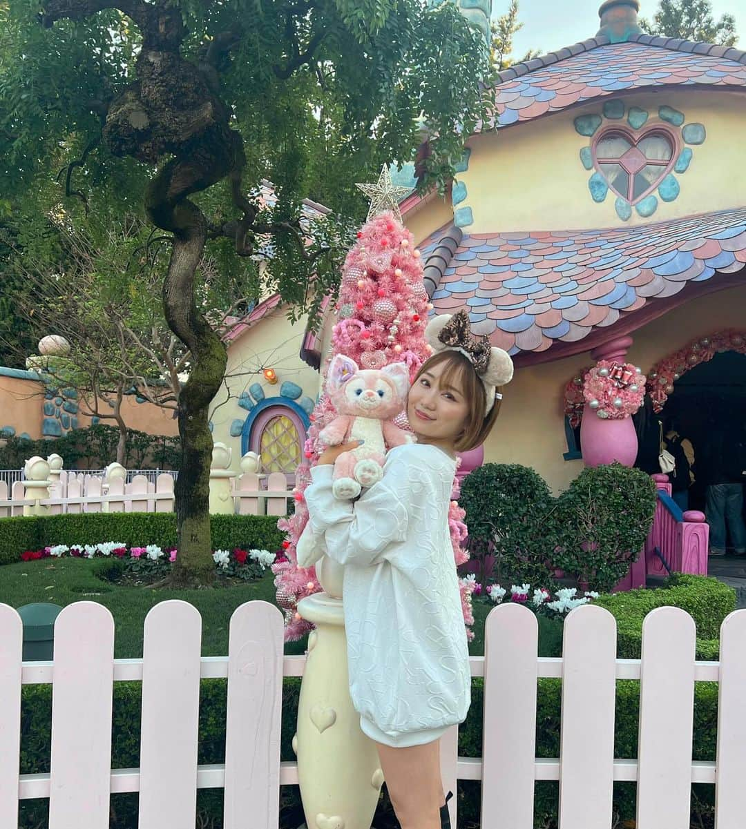 Roseさんのインスタグラム写真 - (RoseInstagram)「💗✨🎄✨💗  デイジーのお家の前で🌼 ピンクのクリスマスツリー可愛かった🎄💕  #disney #disneyland #christmas  #ディズニーランド #ディズニークリスマス  #ピンクツリー #ピンククリスマスツリー  #思い出 #2023クリスマス #リーナベル」12月9日 20時07分 - rose_ro_tan