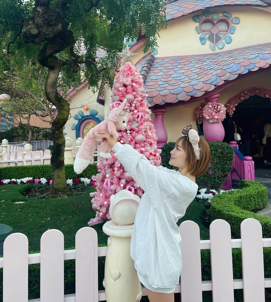 Roseさんのインスタグラム写真 - (RoseInstagram)「💗✨🎄✨💗  デイジーのお家の前で🌼 ピンクのクリスマスツリー可愛かった🎄💕  #disney #disneyland #christmas  #ディズニーランド #ディズニークリスマス  #ピンクツリー #ピンククリスマスツリー  #思い出 #2023クリスマス #リーナベル」12月9日 20時07分 - rose_ro_tan