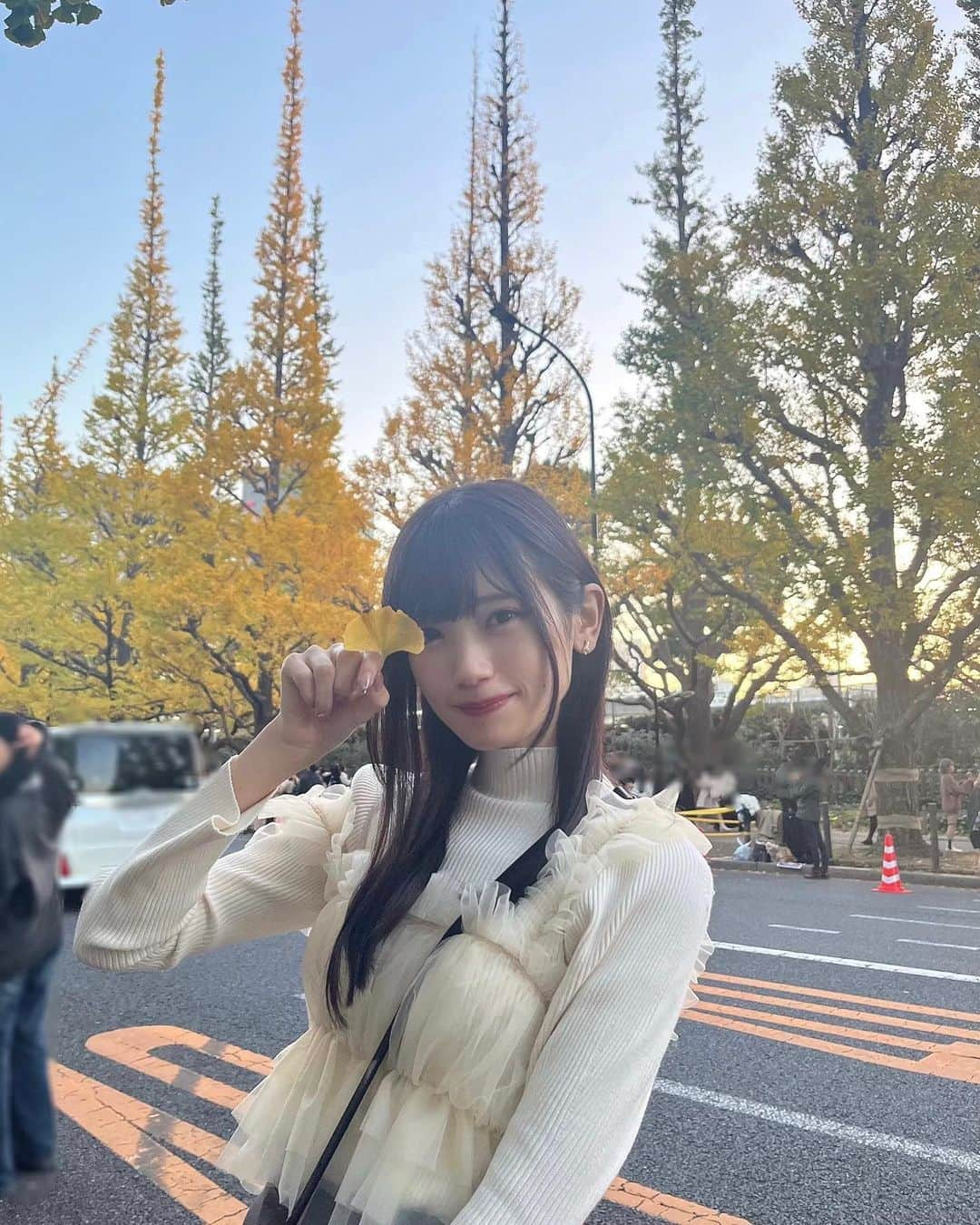 篠原葵のインスタグラム：「いちょうが綺麗だった〜☺️   #いちょう並木  #紅葉」