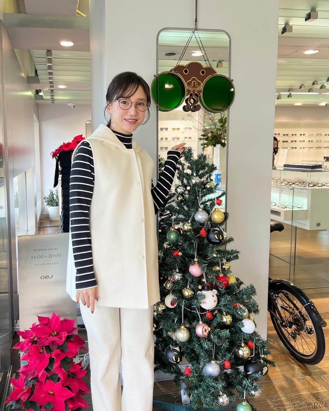 森川侑美のインスタグラム：「🌹 オブジェ京都店に伺ってきました🎄🎅🏻 @obj_kyoto @obj_osaka  大阪の堀江店では、何度も可愛いメガネと出逢わせて頂き、 私にとってはメガネ＝オブジェさん🥸💕  今回も今からの季節に似合いそうな重みのあるメガネを探してて、 想像以上に可愛いものが見つかり悩み抜きました...笑 その中で厳選した2つは、 粋でカッコいい、私には挑戦系の黒縁と、 明るめのべっ甲が珍しくて優しく存在感を放つメガネに..♡ 調光レンズにして、サングラスとしても使えるようにカスタムしてもらってます🛠️✴︎ 手元に届くのが待ち遠しい☺️  絶賛クリスマスイベント中で 抽選会も参加させてもらい メガネグッズ当たりました🎯💕 皆さんも是非、素敵な商品当ててくださいね🎅🏻hohoho~  #eyewear#objkyoto#objosaka#objeast#gifted」
