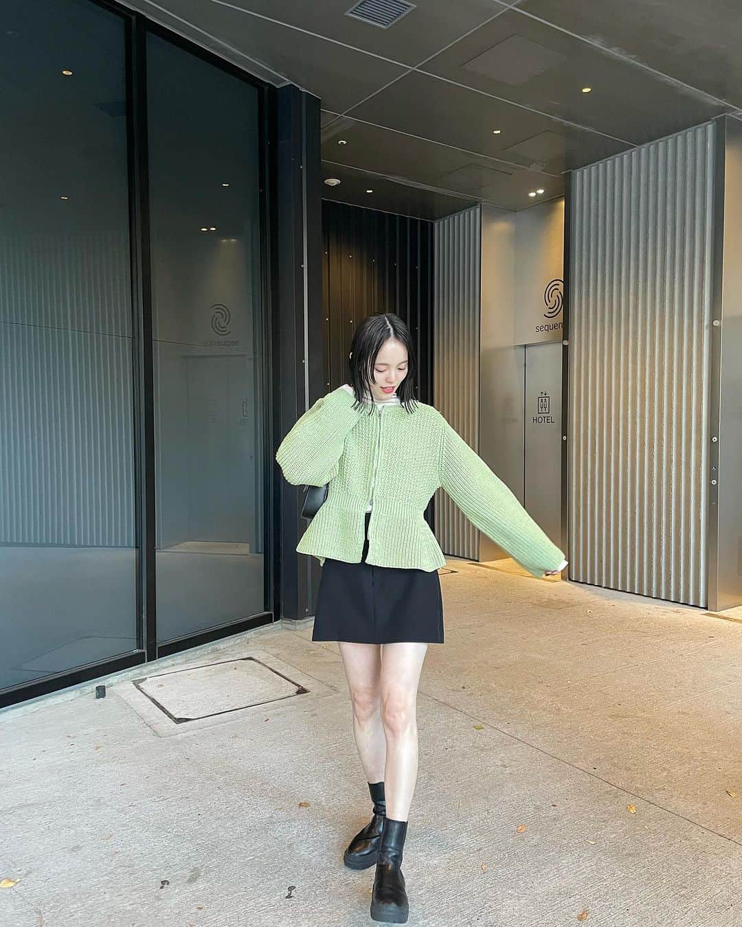 森川小百合さんのインスタグラム写真 - (森川小百合Instagram)「今日から公開スタートのアイテム💚💚💚  最推しアイテムは#メランジペプラムカーディガン  珍しくグリーンなんて着ちゃって🥹 最近グリーン気になる♡  パルクロナビゲーターの3人とも❣️ 沢山歩いて実は少し筋肉痛😂  昨日はライブも見て下さって皆さんありがとうございました🤍🤍  月曜日もお楽しみに！  . コーディネート#ワンピースコーデ#ワンピ#秋#秋服#ワンピース#ジャケット#ジャケットコーデ#ミニスカ#スカート#スカパン#デート#デート服#おでかけ#おでかけコーデ#163cm#163cmコーデ#骨格ウェーブ #骨格ナチュラル#骨格ウェーブ#ニット#ニットコーディネート#mystic#mystic_2024ss」12月9日 21時00分 - lily.s_y