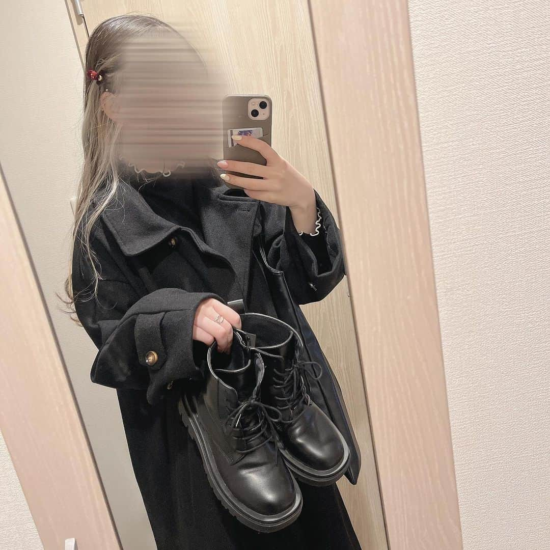 ねぎまのインスタグラム：「. . 気づけば全身黒コーデなりがち . outer,boots:GRL tops:dazzlin」