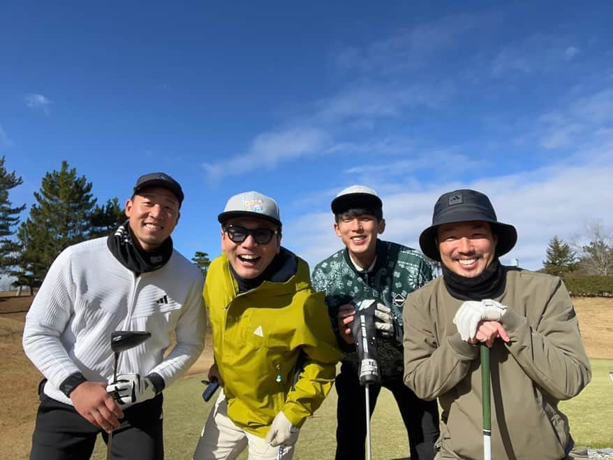 萬代宏樹さんのインスタグラム写真 - (萬代宏樹Instagram)「【ゴルフ】  最近仕事の記事ばかりなのでプライベートな事も⛳️  写真はここ最近のゴルフ行って写真撮ったやーつ。  最近ハマりにハマってます。 なんでこんなにハマったのか自分でもわからないけど今1番最高の趣味ですね🥺  で、ゴルフ好きの人とゴルフの話するとめちゃくちゃ盛り上がる😂  一向に上達する気配はないけど本当に楽しい❤️ これが自分の狙い通りに打てたりしたらもっと楽しいんだろうなぁ😌😌  絶賛ゴルフ仲間、ゴルフのお誘い募集中ですので冬とか関係なく連絡ください😍  あとレッスンしてくれる人も募集中です🙇‍♂️🙇‍♂️←切実。  #ゴルフウェア1パターンになりがち #外見から入りがち #ギアから入りがち #技術は二の次になりがち #でも上手くなりたい #ゴルフ行っても写真忘れがち #エンジョイゴルフ #ゴルフ仲間募集中 #ゴルフレッスン募集中」12月9日 20時18分 - bandaihiroki