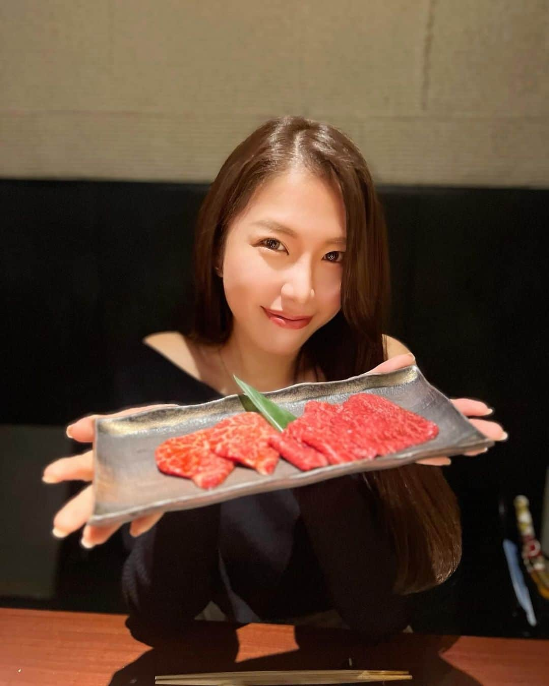 武田奈津美のインスタグラム：「* 「蕃 YORONIKU」に行ってきたよ🍖 予約困難店の予約が取れる&贈れる「ごちめしExclusive」のサービスでプレゼントしていただいたの🥰 美味しいお肉で幸せな1日、、🥹🤍  美味しいごはんて幸せだよね🥰 予約難しいTACUBO、食堂とだか、WASAとかもサービスあるみたい🥹✨ 自分も行きたいしプレゼントもしてあげたい☺️🤍 ありがとうございました🙏❤️  #ごちめしexclusive #gochimeshiexclusive  #ごちめし #焼肉 #よろにく #恵比寿 #恵比寿グルメ #よろにく蕃 #よろにく恵比寿 #東京グルメ」