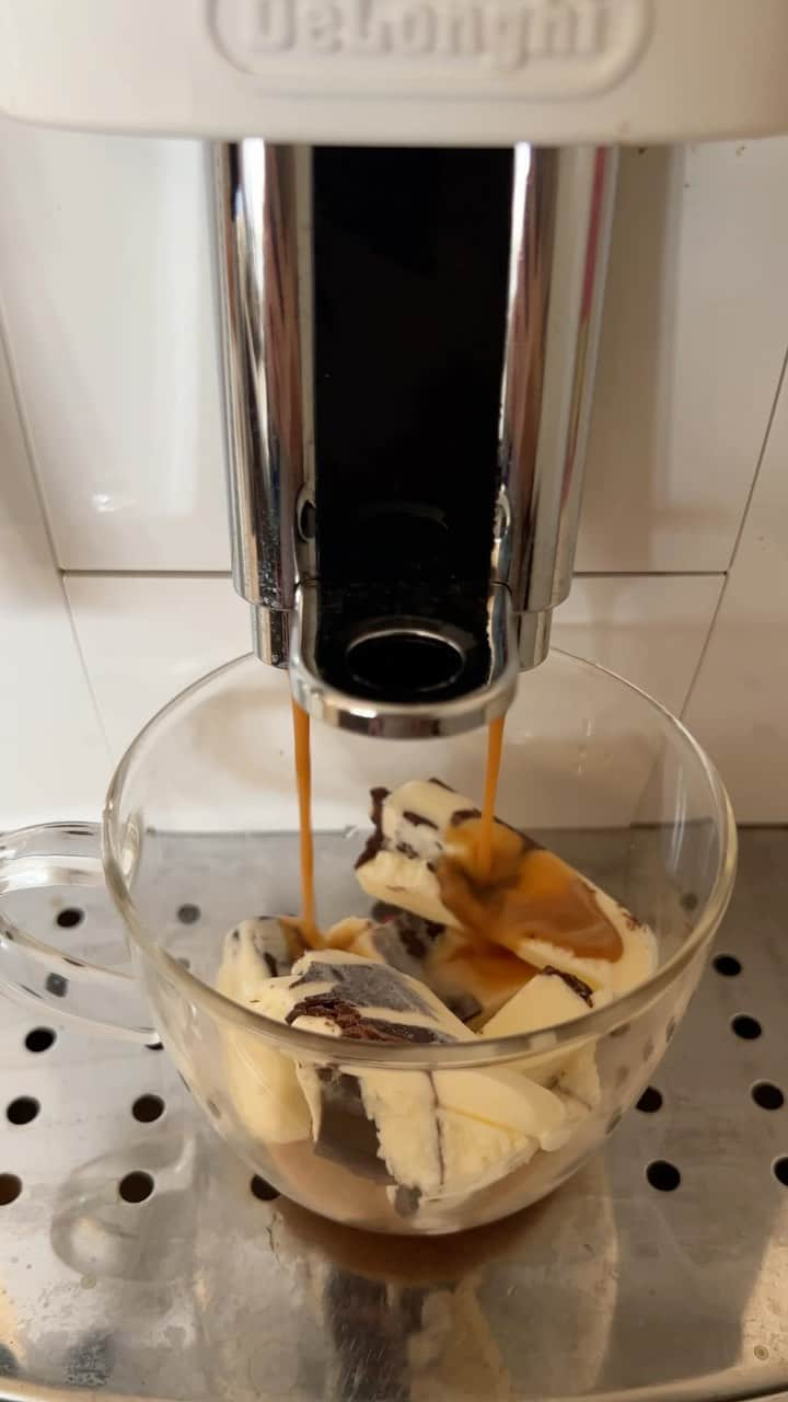 tappy1119のインスタグラム：「シャトレーゼのチョコバッキーで アフォガード☕️🍨  #delonghi #delonghicoffeemachine  #デロンギコーヒーメーカー  #デロンギのある暮らし  #シャトレーゼ #チョコバッキー #おうちカフェ」