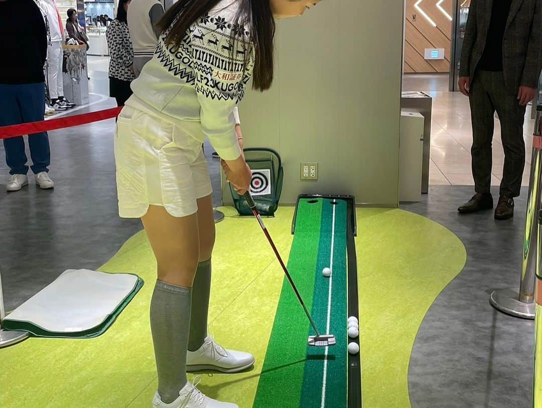 辻梨恵さんのインスタグラム写真 - (辻梨恵Instagram)「本日は23区GOLFイベント✨ 大盛況ありがとうございました😭✨ JRタカシマヤでは スタイリングアドバイス会&記念撮影会 パター対決 松坂屋名古屋店では シュミレーションゴルフ レッスン&対決 スタイリングアドバイス会&記念撮影会 という内容でたくさんのお客様にご来店頂きました🥹✨ . 皆様とお話しできる機会がこういうイベントの時でないとなかなか無いので、たくさんの方とお話しできて、楽しい時間を過ごさせてもらって、とても幸せでした🙇‍♀️✨ . 「応援してるよ！」「頑張ってね！」「また試合見に行くからね！」と、本当にあたたかい言葉をたくさんいただき、このオフ、来年に向けて頑張る糧になりました。ありがとうございます！！！！！ . 次は来週17日(日)銀座松屋【東京】 再来週23日(土)岩田屋本店【福岡】 です❗️皆様のご来店お待ちしております😊✨ .  #23区GOLF #23区ゴルフ #23区ゴルフウェア ・ #ゴルフ#ゴルフ男子 #ゴルフ女子 #ゴルフウェアは23区golf #ゴルフウェア#ゴルフスタイル」12月9日 20時22分 - s2.golf