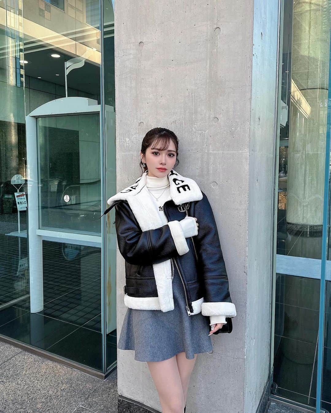 川猿てるみのインスタグラム：「. クリスマスマーケット🎄 梅田スカイビル4年ぶり？くらいにいった🎅  1年ってはやいね🙄 最近グレーにハマってる🩶」