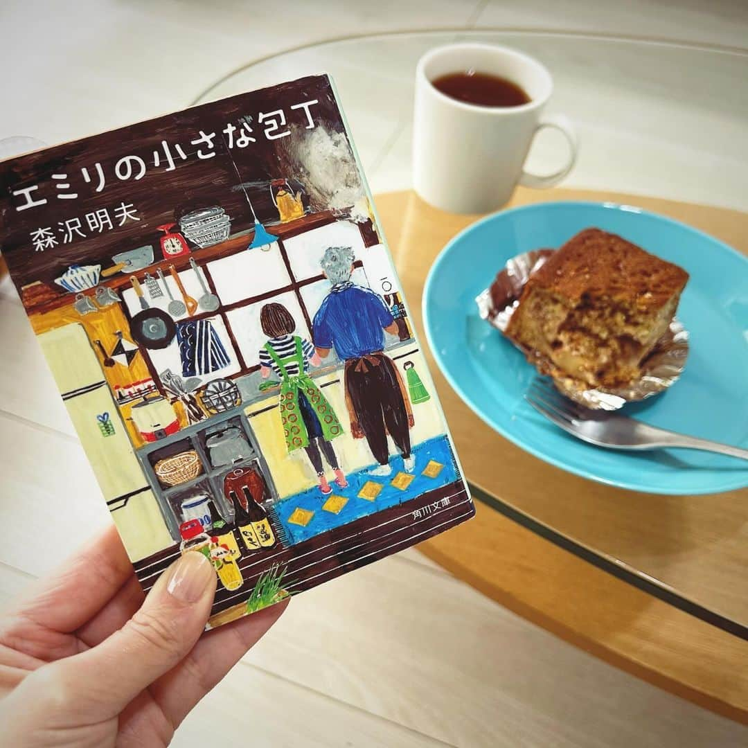 加藤沙知さんのインスタグラム写真 - (加藤沙知Instagram)「読書キロク📚  #エミリの小さな包丁 #森沢明夫 さん著  港町で暮らすおじいちゃんの元に、 逃げるようにやってきた孫娘のエミリ。  おじいちゃんの手料理と、町の人達の優しさに触れて、 エミリの心がだんだんと元気になってゆく物語。  おじいちゃんの言葉に、エミリだけじゃなく、 読んでいる私も励まされました☺️  ランチの時間に読んでいて、うるうる🥺しているところを後輩ちゃんに見られて、『どうしたんですか！？』って心配されたのは、ここだけの秘密🤭笑  自分に自信が持てる『何か』を身につけると、 人は内面から強く優しくなれるんだと感じた一冊。  今日のおやつは🍎 #りんごケーキ #ルイボスティー  #おうち時間 #本が好き#本#book#読書 #読書好き#読書記録#小説好き#本#book#本好き #さちの本棚」12月9日 20時25分 - mrt.kato