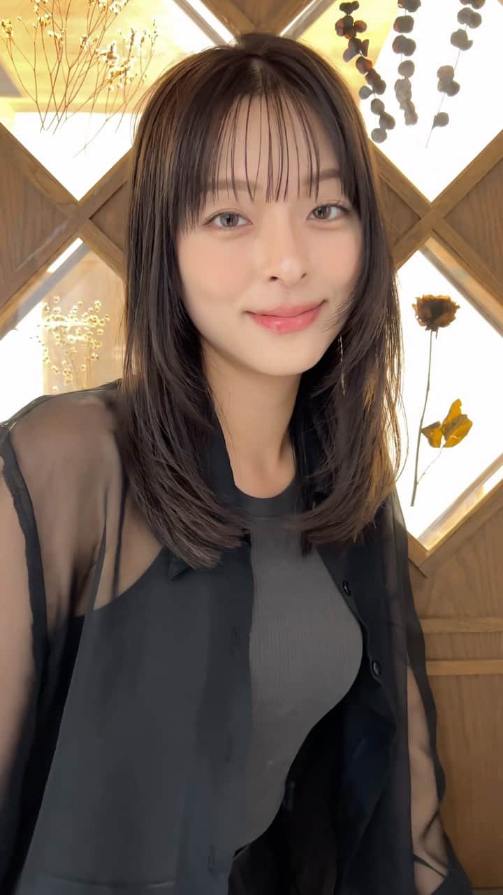 兼井遼のインスタグラム：「オリーブブラウン＊  柔らかくほつれるヘア😌  ツヤのある 暗くても透明のある カラーならお任せください☺️  12月のご予約も まだまだお取りできます🙇🏻  ご質問などは コメントにてお問い合わせください！😌  #ケアカラー  #ヘアアレンジ  #ケアダブルカラー  #巻き方  #髪質改善カラー  #イルミナカラー  #ミルクティーベージュ #グレージュ  #ケアブリーチ  #ハイライトカラー  #ハイトーンカラー  #ブリーチ  #ダブルカラー   #インナーカラー  #オリーブアッシュ  #グラデーションカラー  #グレージュカラー  #ツヤトーン  #パーマ  #艶髪  #外国人風  #髪質改善トリートメント  #くびれヘア  #シースルーバング  #髪質改善  #ラベンダーグレージュ  #オリーブグレージュ  #トリートメント  #ヘアアクセサリー　#インナーハイライトグラデーション」