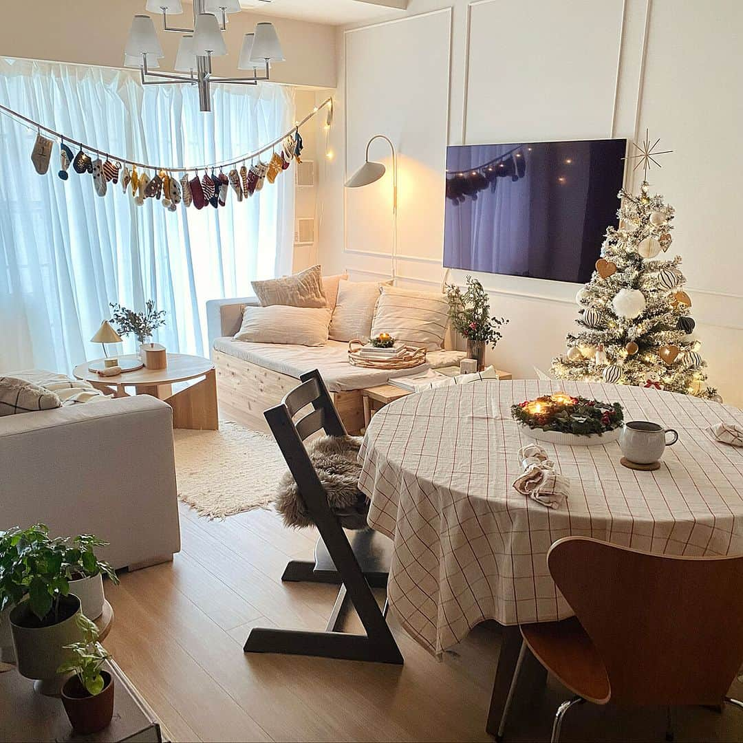 RoomClipJPのインスタグラム：「この部屋が素敵だなと思ったら「❄️」(ゆき)とコメントしてください！ ホワイトとベージュでまとめられたあたたかみのある空間で、とても過ごしやすそうですね。 本格的なクリスマスのディスプレイも素敵です🎄  ---------------------------------------  Photo: shu RoomNo.  1738838   --------------------------------------  ぜひ「RoomClipムービー」のハッシュタグで 皆様の素敵なお部屋を撮影した動画を投稿してください🏠   --------------------------------------  この部屋のインテリアはRoomClipのアプリから ご覧いただけます。  アプリはプロフィール欄から ▶︎ @roomclipjp  ------------------------------------  600万枚以上集まる中から リアルな部屋のインテリア写真を毎日発信！  ------------------------------------  #クリスマスインテリア#クリスマスツリー飾り付け#好きなものに囲まれた暮らし#部屋づくり#リビングインテリア#リビングルーム#こだわりの家#雑貨好き#インテリア好き￼#おしゃれなインテリア#キッチンインテリア#インテリア好きと繋がりたい#ダイニングインテリア#空間デザイン#暮らしをたのしむ#雑貨好きな人と繋がりたい#家づくりノート#マイホーム計画中の人と繋がりたい #丁寧な暮らしに憧れる#くらしを楽しむ#日々のくらし  #マイホーム計画中 #おうちづくり#日常の記録 #おしゃれな家づくり#こだわりの家づくり#インテリアを楽しむ#roomclip #ルームクリップ」