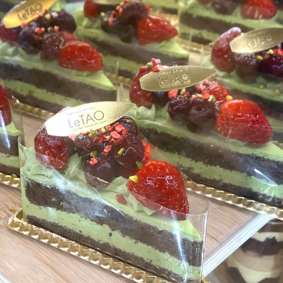 daimarusapporoさんのインスタグラム写真 - (daimarusapporoInstagram)「ショートケーキコレクション🍓🍰 クリスマスに食べたくなるケーキといえば……真っ赤な苺とふわふわスポンジ・クリームが楽しめるショートケーキ🍓  地1階 ほっぺタウンの洋菓子売場から、綺麗なショートケーキの数々をご紹介します🥰  🍓写真1枚目から ①〈#ショコラティエマサール〉ガトーフレーズ ②〈#ルタオ〉ピスタチオベリーショートケーキ 　ピスタチオクリームとココアスポンジを合わせたクリスマスカラーのショートケーキ。 ③〈#きのとや〉イチゴショート ④〈#ユーハイム〉いちごのショートケーキ ⑤〈#モンシェール〉苺ショート・ホワイトベリー 　キューブ型のきらびやかなショートケーキ✨ ⑥〈#イシヤ〉ショートケーキストロベリー 　こちらは丸い形。イチゴのジュレがのったショートケーキです。 ⑦〈#フルーツケーキファクトリー〉二種苺のタルト 　番外編！大丸限定、たっぷりのイチゴがとても華やかなタルト！  クリスマスといえばケーキ🥰❤️25日の前から楽しんじゃいましょう！  #大丸札幌 #ショートケーキ #札幌ショートケーキ #札幌ケーキ #クリスマスケーキ #クリスマススイーツ #クリスマスパーティー」12月9日 20時31分 - daimarusapporo