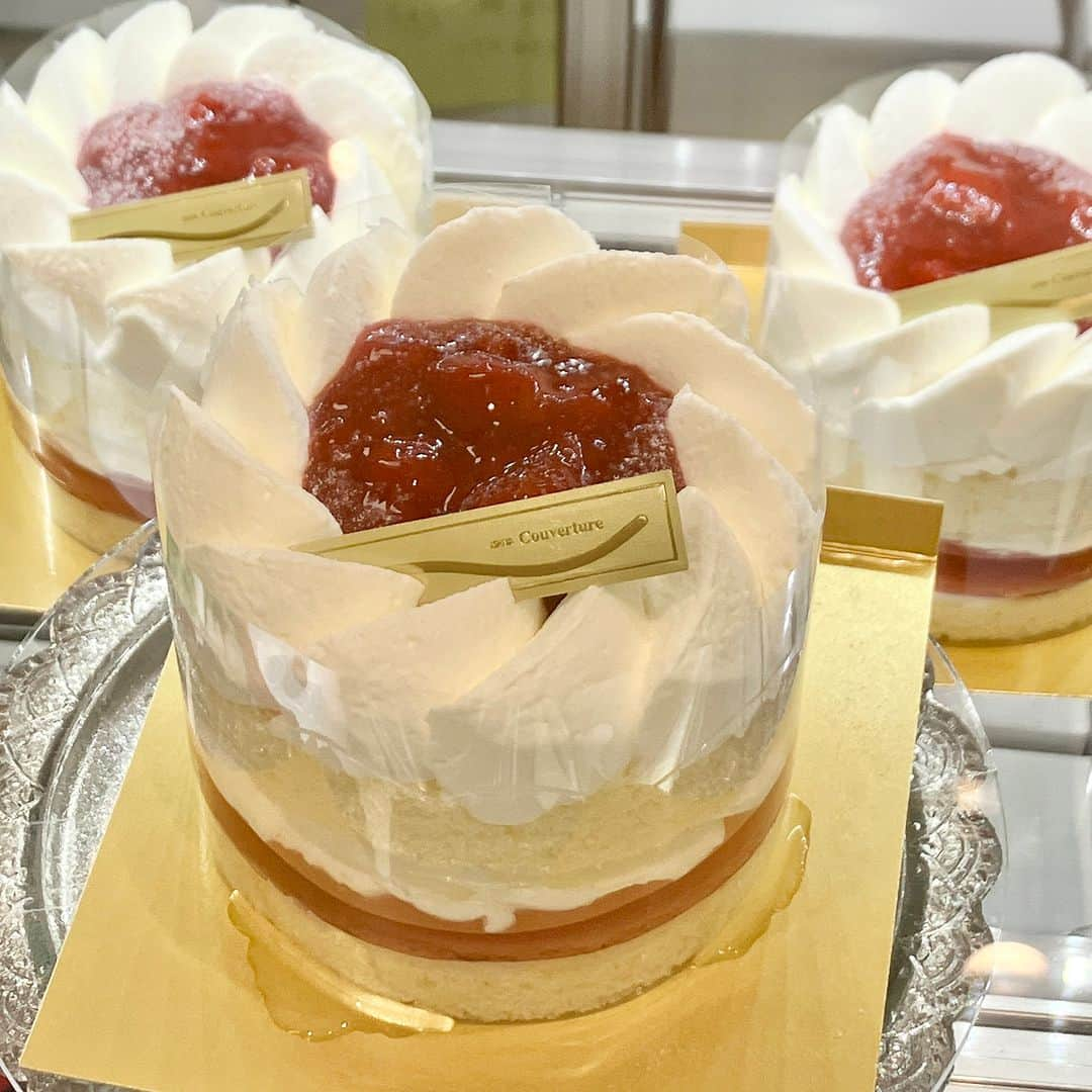 daimarusapporoさんのインスタグラム写真 - (daimarusapporoInstagram)「ショートケーキコレクション🍓🍰 クリスマスに食べたくなるケーキといえば……真っ赤な苺とふわふわスポンジ・クリームが楽しめるショートケーキ🍓  地1階 ほっぺタウンの洋菓子売場から、綺麗なショートケーキの数々をご紹介します🥰  🍓写真1枚目から ①〈#ショコラティエマサール〉ガトーフレーズ ②〈#ルタオ〉ピスタチオベリーショートケーキ 　ピスタチオクリームとココアスポンジを合わせたクリスマスカラーのショートケーキ。 ③〈#きのとや〉イチゴショート ④〈#ユーハイム〉いちごのショートケーキ ⑤〈#モンシェール〉苺ショート・ホワイトベリー 　キューブ型のきらびやかなショートケーキ✨ ⑥〈#イシヤ〉ショートケーキストロベリー 　こちらは丸い形。イチゴのジュレがのったショートケーキです。 ⑦〈#フルーツケーキファクトリー〉二種苺のタルト 　番外編！大丸限定、たっぷりのイチゴがとても華やかなタルト！  クリスマスといえばケーキ🥰❤️25日の前から楽しんじゃいましょう！  #大丸札幌 #ショートケーキ #札幌ショートケーキ #札幌ケーキ #クリスマスケーキ #クリスマススイーツ #クリスマスパーティー」12月9日 20時31分 - daimarusapporo