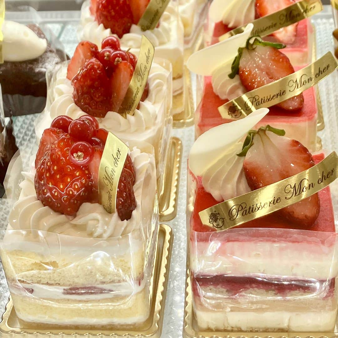 daimarusapporoさんのインスタグラム写真 - (daimarusapporoInstagram)「ショートケーキコレクション🍓🍰 クリスマスに食べたくなるケーキといえば……真っ赤な苺とふわふわスポンジ・クリームが楽しめるショートケーキ🍓  地1階 ほっぺタウンの洋菓子売場から、綺麗なショートケーキの数々をご紹介します🥰  🍓写真1枚目から ①〈#ショコラティエマサール〉ガトーフレーズ ②〈#ルタオ〉ピスタチオベリーショートケーキ 　ピスタチオクリームとココアスポンジを合わせたクリスマスカラーのショートケーキ。 ③〈#きのとや〉イチゴショート ④〈#ユーハイム〉いちごのショートケーキ ⑤〈#モンシェール〉苺ショート・ホワイトベリー 　キューブ型のきらびやかなショートケーキ✨ ⑥〈#イシヤ〉ショートケーキストロベリー 　こちらは丸い形。イチゴのジュレがのったショートケーキです。 ⑦〈#フルーツケーキファクトリー〉二種苺のタルト 　番外編！大丸限定、たっぷりのイチゴがとても華やかなタルト！  クリスマスといえばケーキ🥰❤️25日の前から楽しんじゃいましょう！  #大丸札幌 #ショートケーキ #札幌ショートケーキ #札幌ケーキ #クリスマスケーキ #クリスマススイーツ #クリスマスパーティー」12月9日 20時31分 - daimarusapporo