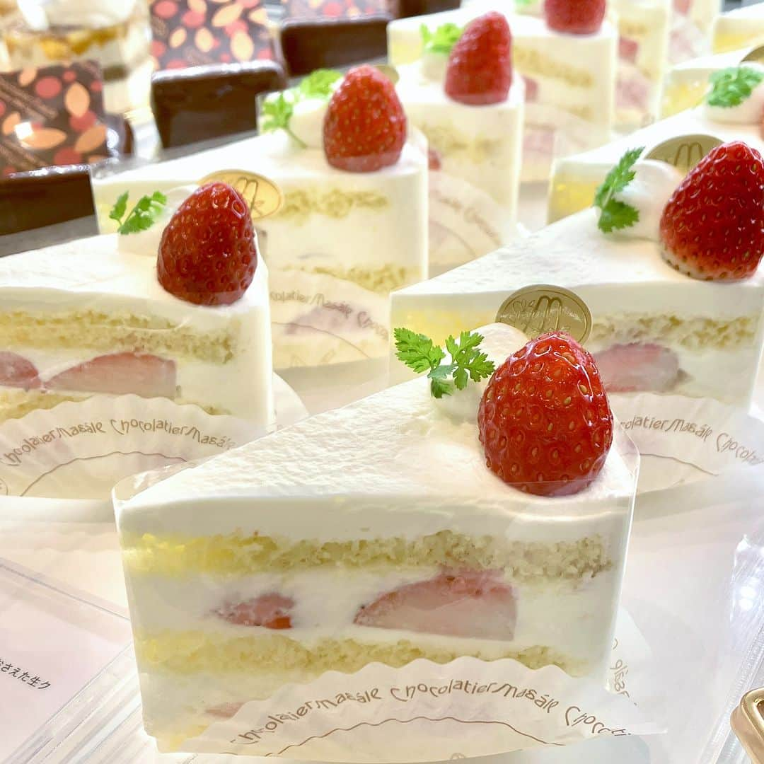 daimarusapporoさんのインスタグラム写真 - (daimarusapporoInstagram)「ショートケーキコレクション🍓🍰 クリスマスに食べたくなるケーキといえば……真っ赤な苺とふわふわスポンジ・クリームが楽しめるショートケーキ🍓  地1階 ほっぺタウンの洋菓子売場から、綺麗なショートケーキの数々をご紹介します🥰  🍓写真1枚目から ①〈#ショコラティエマサール〉ガトーフレーズ ②〈#ルタオ〉ピスタチオベリーショートケーキ 　ピスタチオクリームとココアスポンジを合わせたクリスマスカラーのショートケーキ。 ③〈#きのとや〉イチゴショート ④〈#ユーハイム〉いちごのショートケーキ ⑤〈#モンシェール〉苺ショート・ホワイトベリー 　キューブ型のきらびやかなショートケーキ✨ ⑥〈#イシヤ〉ショートケーキストロベリー 　こちらは丸い形。イチゴのジュレがのったショートケーキです。 ⑦〈#フルーツケーキファクトリー〉二種苺のタルト 　番外編！大丸限定、たっぷりのイチゴがとても華やかなタルト！  クリスマスといえばケーキ🥰❤️25日の前から楽しんじゃいましょう！  #大丸札幌 #ショートケーキ #札幌ショートケーキ #札幌ケーキ #クリスマスケーキ #クリスマススイーツ #クリスマスパーティー」12月9日 20時31分 - daimarusapporo