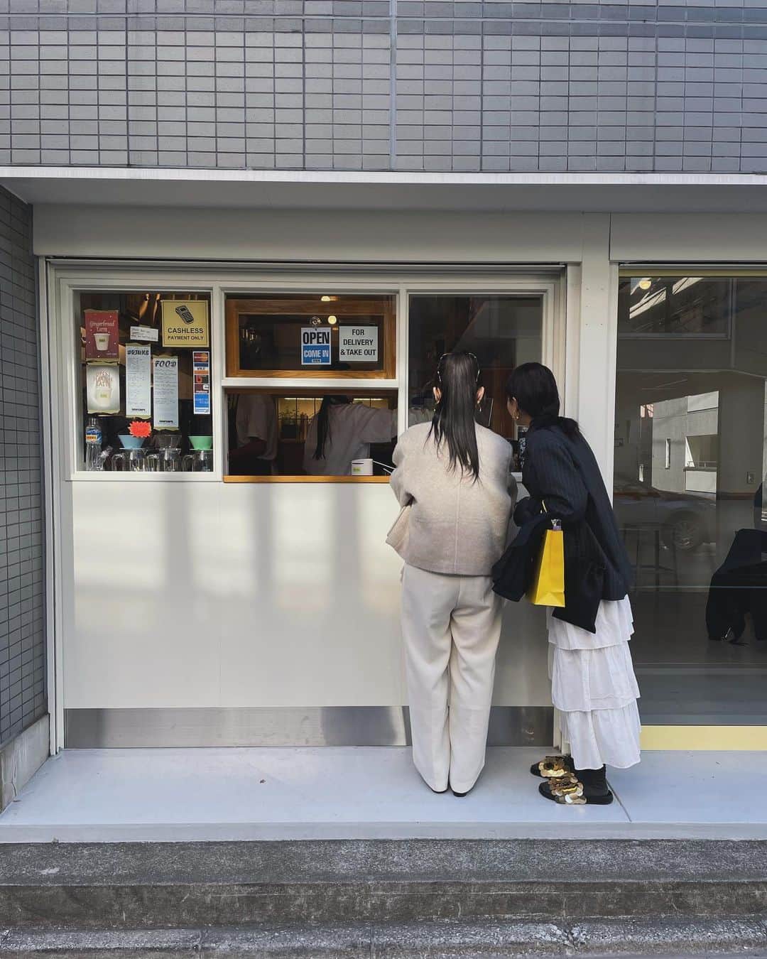 TOMOKAのインスタグラム：「ずっと行きたいって言ってた @itti_tokyo へ　@mek_1109 と。  欲しかったもの買えて楽しかったね♡ 男女問わずプレゼントにも嬉しいしどれも素敵なので GEMチームもみんな大ファン🫶  @itti_aoki  @kanatakase__   いつもありがとうございます🫶  美味しいコーヒーとイチョウ並木、 お天気よくてちょっとひんやりした空気の中を ゆっくり歩くの最高だった〜 もえかのシャンシャン鳴る靴は 色んな人に二度見されてた🤤」
