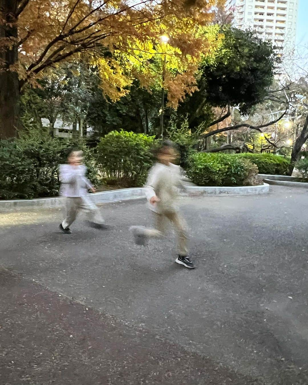 池辺愛さんのインスタグラム写真 - (池辺愛Instagram)「選挙を通じてとっても仲良くなった親子に誘ってもらって、水引きに娘とチャレンジしてみました😀  思いのほか娘もハマり、2人で必死に作り、私は写真左のお箸袋を（この袋も画用紙やデザインペーパーを切り貼りして作成👍）、娘は写真右の #梅結び を2つも完成させました👏娘も大満足😍明日、先生に見せるんだ〜と。  水引きのレッスンが終わったあと、大事にこの梅結びを握りしめて外に出て、仲良しのお友達と公園で走りまくりました！（写真3枚目）知らないお友達も巻き込んで目にも留まらぬ速さでずっと走ってました😂  帰り道、気が付きました。  あ。作った梅結びがない😨😨😨  娘は大号泣しました😭😭😭 それはそれはいっぱい泣きました😭😭😭 こんなに泣くのはいつぶりかなぁ？と泣き止むまで途中暇だったので、1人回想してました😆  ママが持っておくよと言ってくれたときに渡せば良かった〜ごめんなさい〜オロロロロ〜  あまりに泣くので、そのままダイソーに寄って、水引の材料を買って、明日家でやってみよう！となだめて帰りました。  次の日やってみましたが出来ませんでした🤪 さて明日、リトライします💪  p.s.2枚目の写真は友人の先生 @__shi.no に娘が教えてもらっているところ。先生、またよろしくお願いします😃  #水引き　#水引　#お箸袋　#箸袋　#お正月用 #ダイソーさまさま　#子育て日記　#製作」12月9日 20時33分 - aiikebe